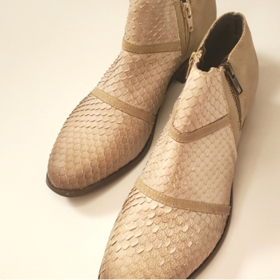 CHARLES BY CHARLES DAVID “Farren” Sand Leather Ankle Booties SZ 9.5 BRAND NEW!