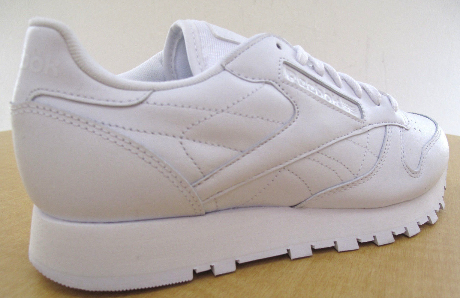 Reebok Classic Leather R12 Mens White Walking Shoes – NWD – Medium