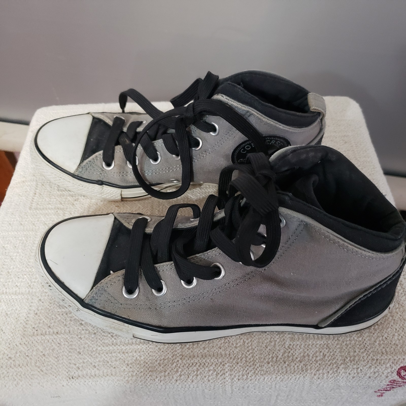UNISEX CONVERSE ALLSTAR GRAY, BLACK, WHITE ALL STAR. WMS 8, MENS 6