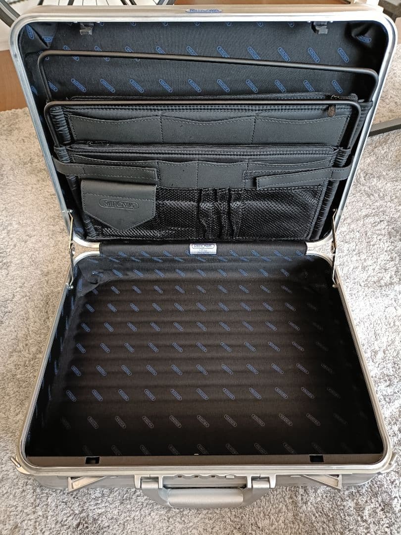 First come, first served! Rare 2013 model RIMOWA attaché case, aluminum silver.