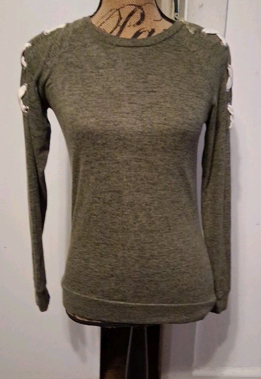 Women’s Juniors XS Sweater No Boundaries Gray Lightweight white pattern on sleev