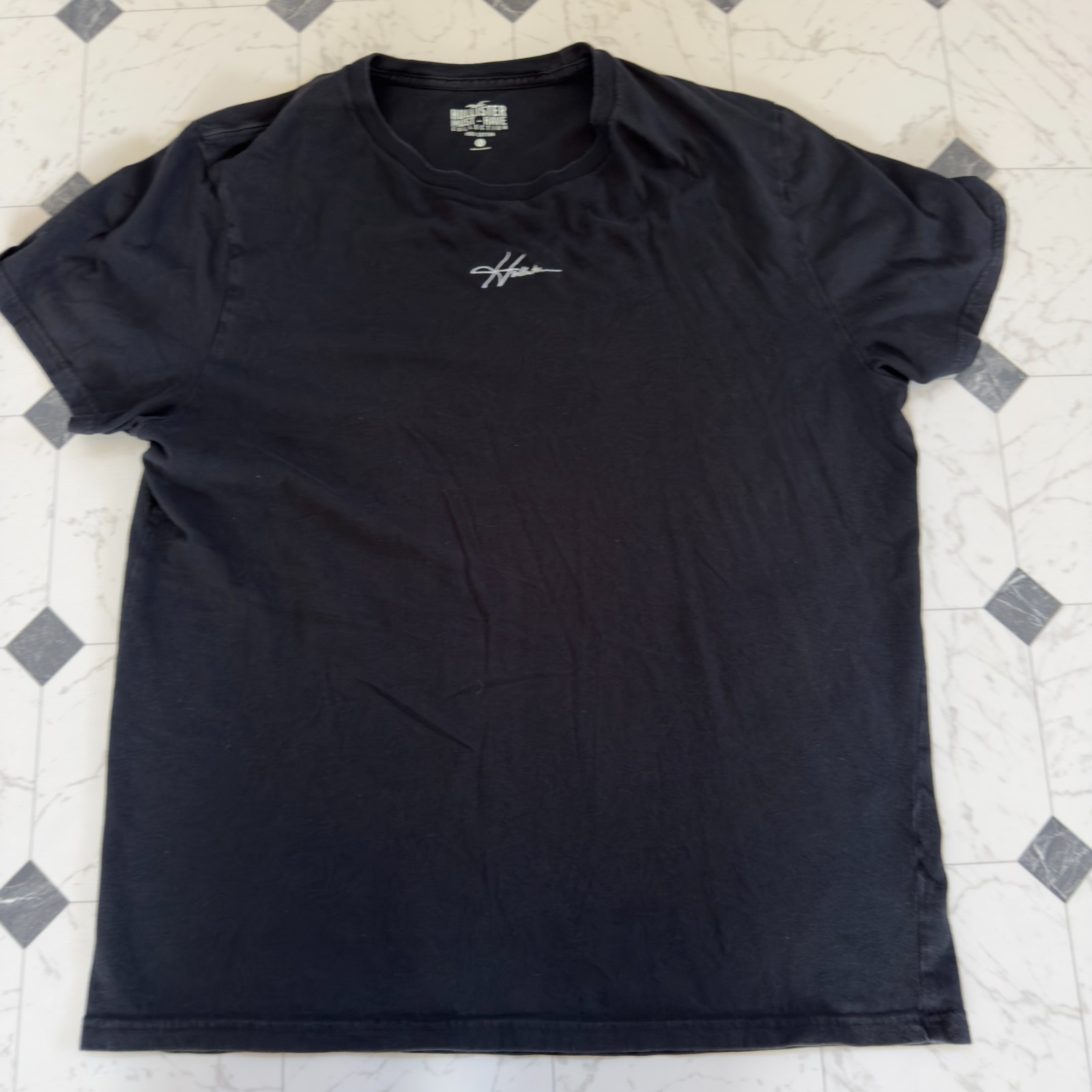 Hollister Must-Have Collection Men’s Black Embroidered Script Logo T-Shirt XL Co