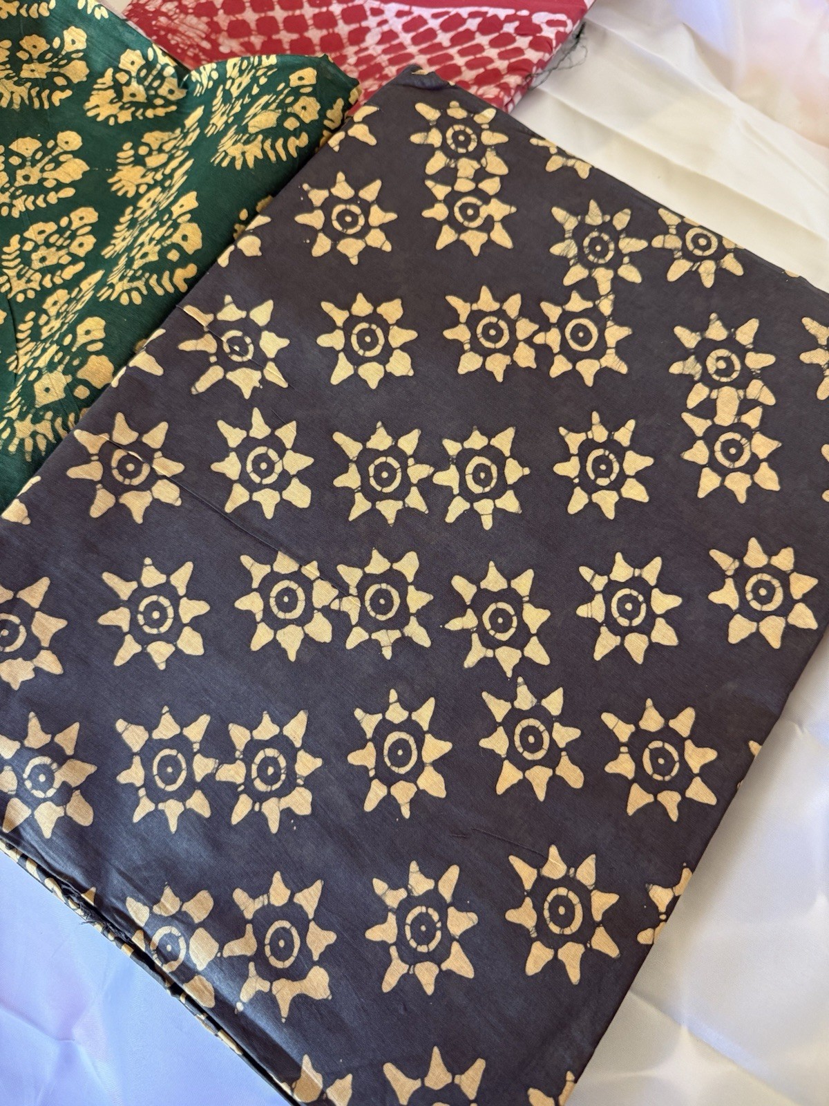NEW 🆕, Cotton BATIK SAREE. ( Item#L3906 ) including blouse piece.