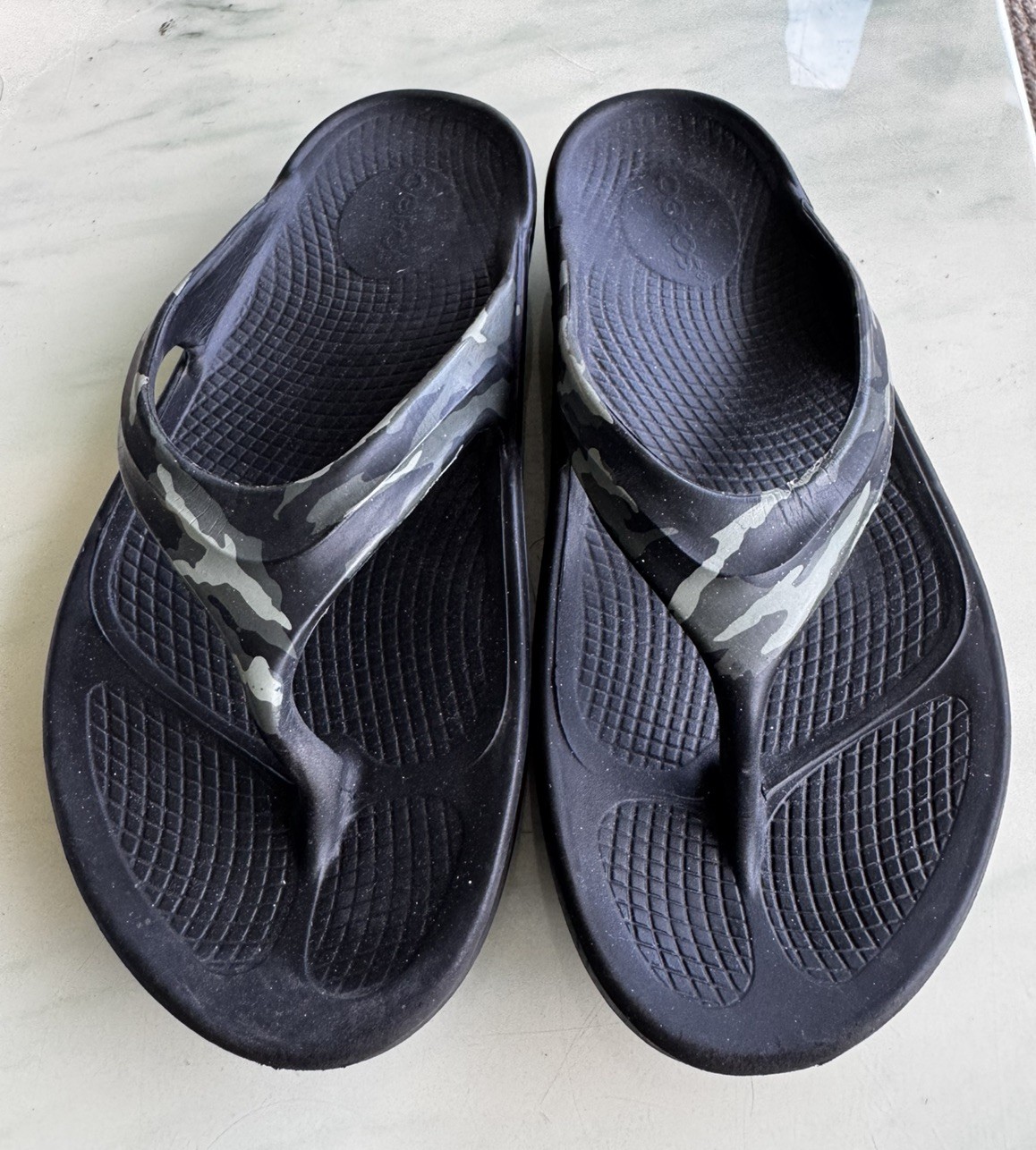 OOFOS OOlala Womens Thong Recovery Sandals Black Green Camo Sz 8