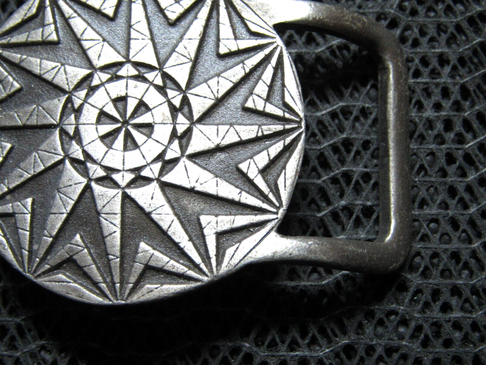 SMALL ABSTRACT OLD WORLD COMPASS DESIGN HIPPIE BELT BUCKLE! VINTAGE! RARE! IMC!