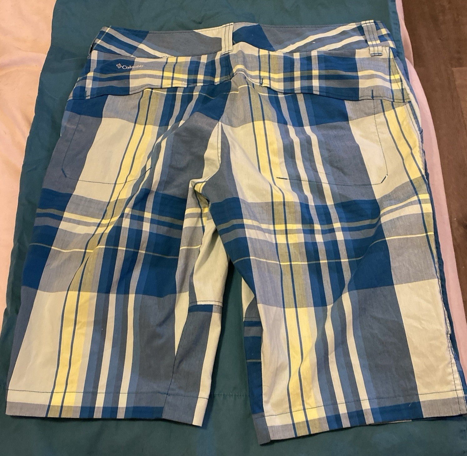 COLUMBIA Bermuda Shorts Women’s Sz 10 OMNI-wick Plaid Greens Yell Outdoor W 32”