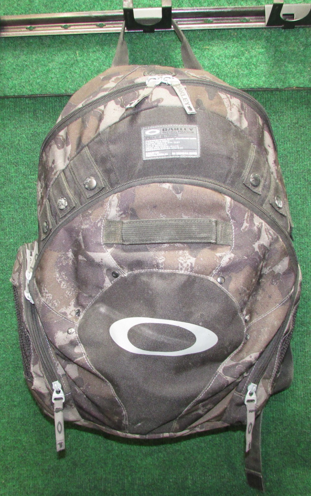 Oakley RN 96548 CA 35460 Kitchen Sink Heavy Duty Backpack – Black/Grey Camo