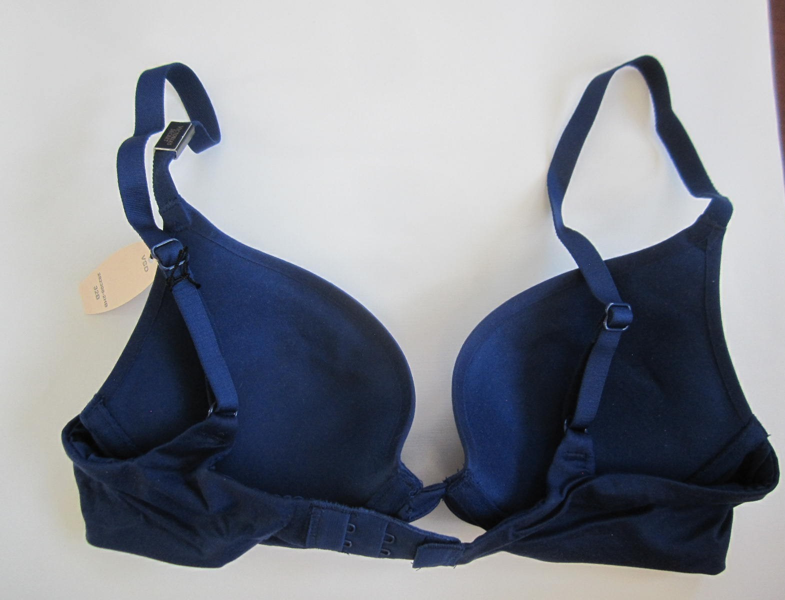 New with Tags – Victoria’s Secret Very Sexy Fabulous Push up Bra – Navy – 32B