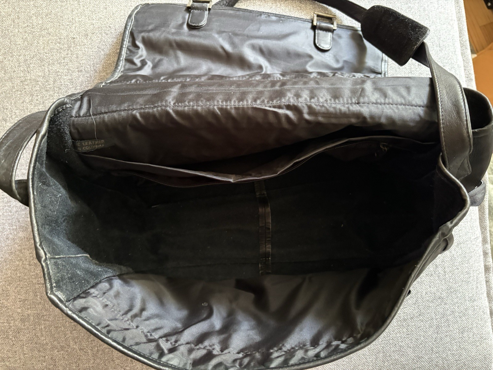 Vintage 90s Wilsons Leather Messenger Bag – Made in Colombia – Large Ring Detail