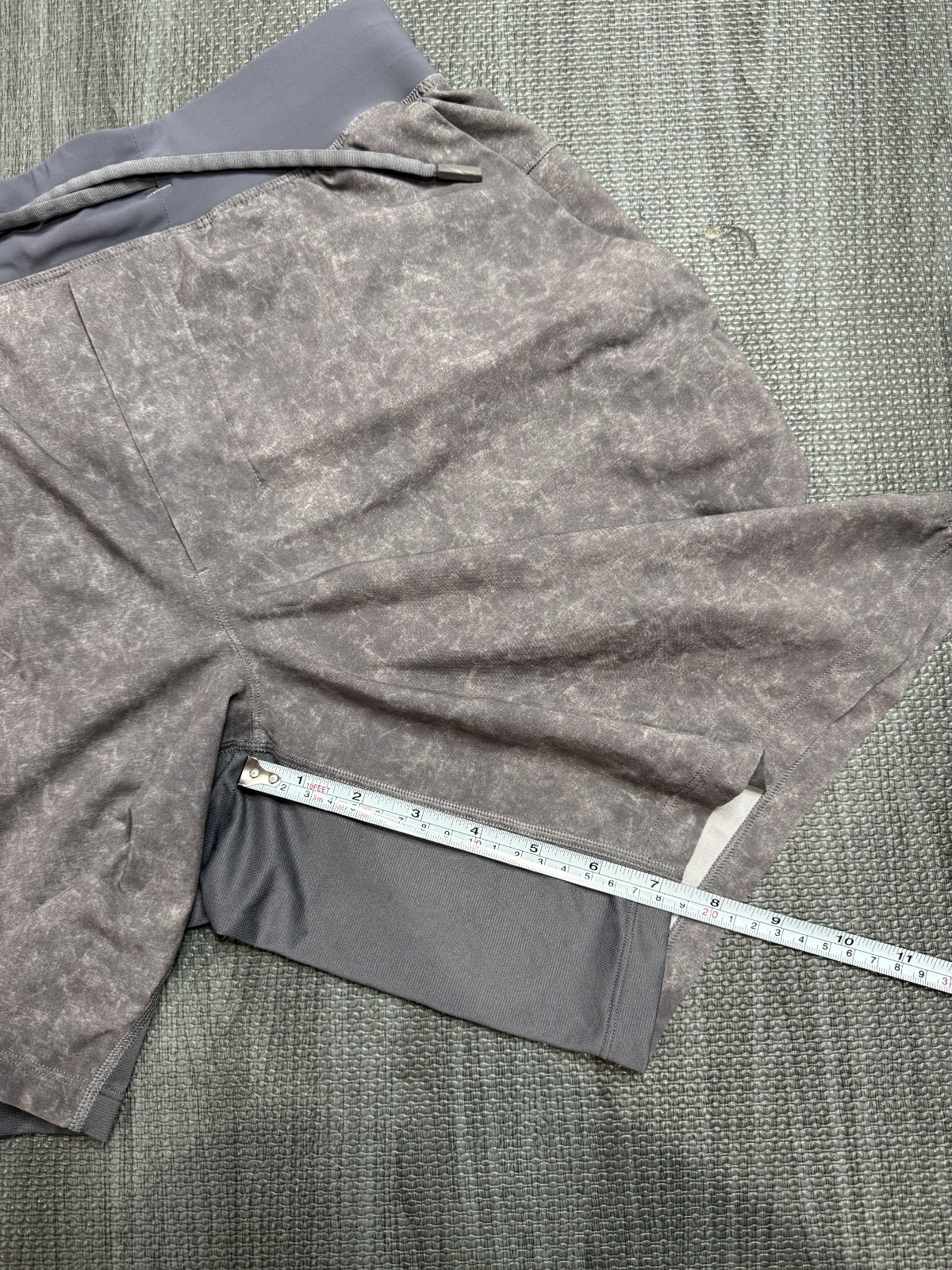 EUC – Lululemon Mens T.H.E Shorts *Size MEDIUM* *Gravel Dust Asphalt Grey*