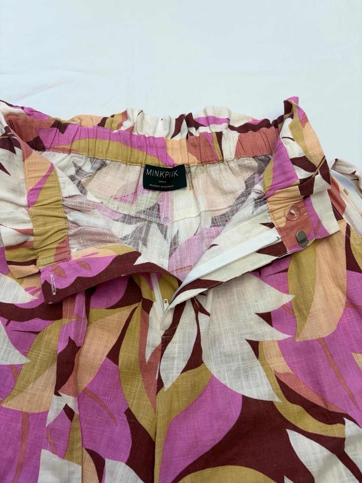 MINKPINK Womens Tropical Leaf Paperbag Shorts Size Small Belted Linen Blend Pink