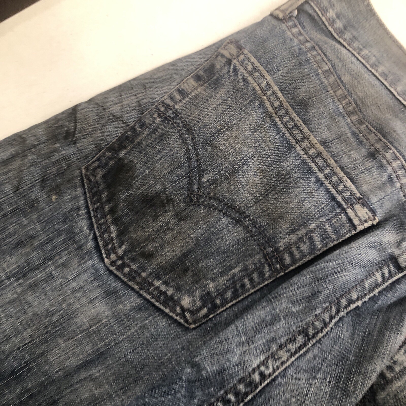 Levi 513 Men’s Slim Straight Fit, Dark Blue, 32×30 See Description Stained Thras