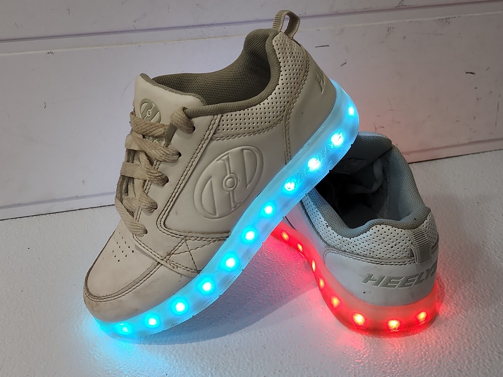Heelys Premium 1 Lo Light Up Rechargeable Skate Shoe Youth Size 4 + Dual Charger