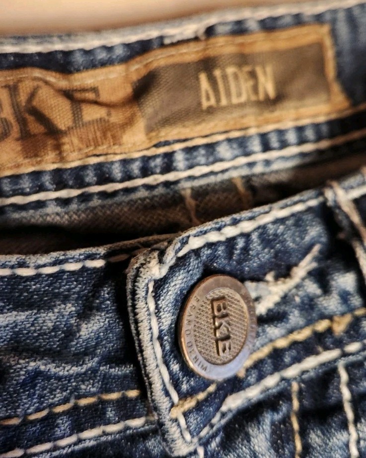 BKE Aiden Bootcut Jeans 30×31 Light Wash Thick Stitch Flap Pockets Denim Buckle