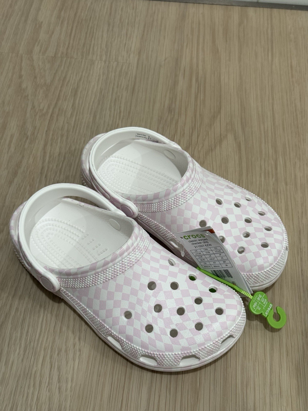 Crocs Warped Checker. Size m7/W9. Unisex Style