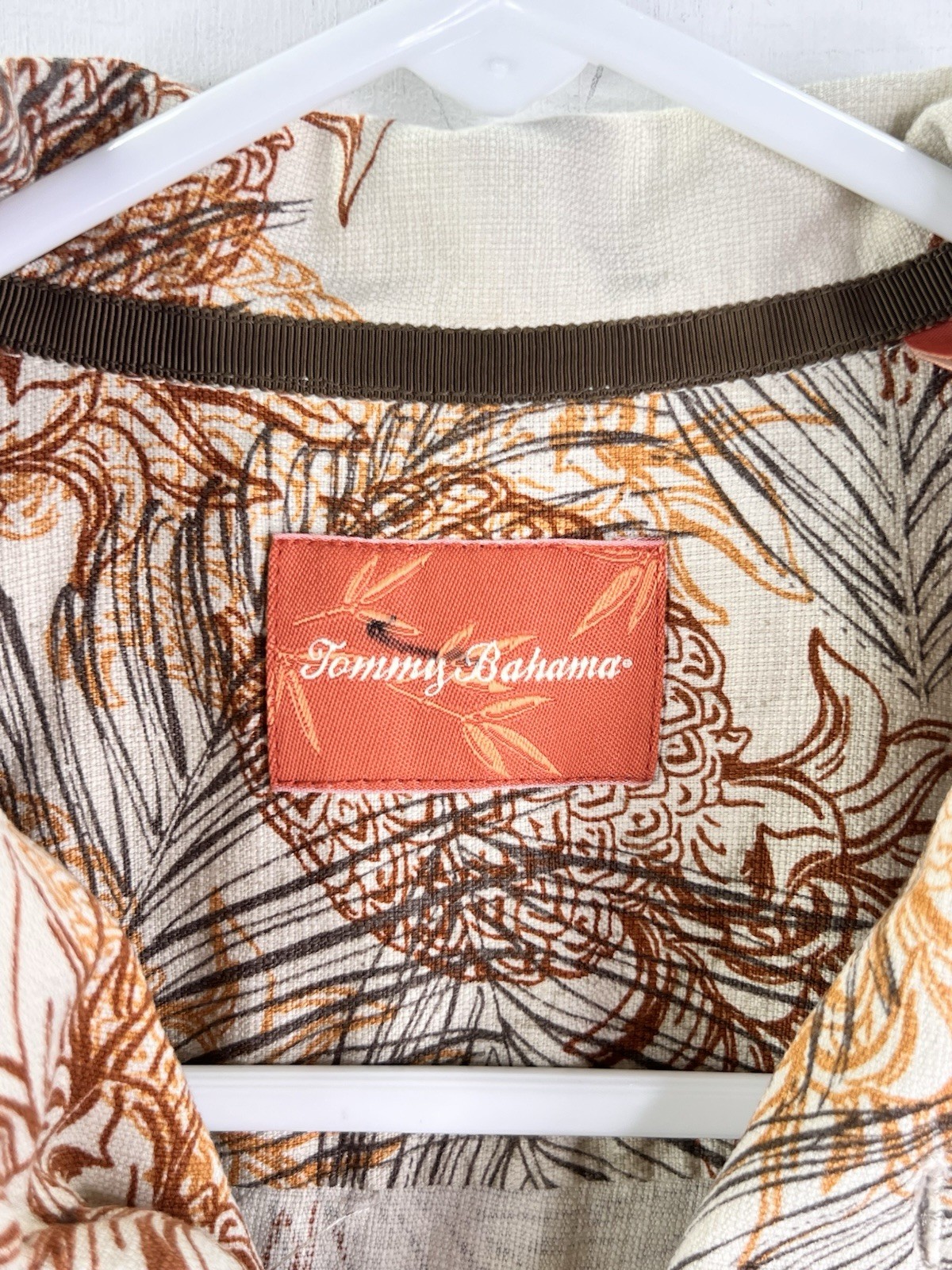 Tommy Bahama Shirt Men’s Medium Beige Floral Pineapple Silk Tropical Hawaiian