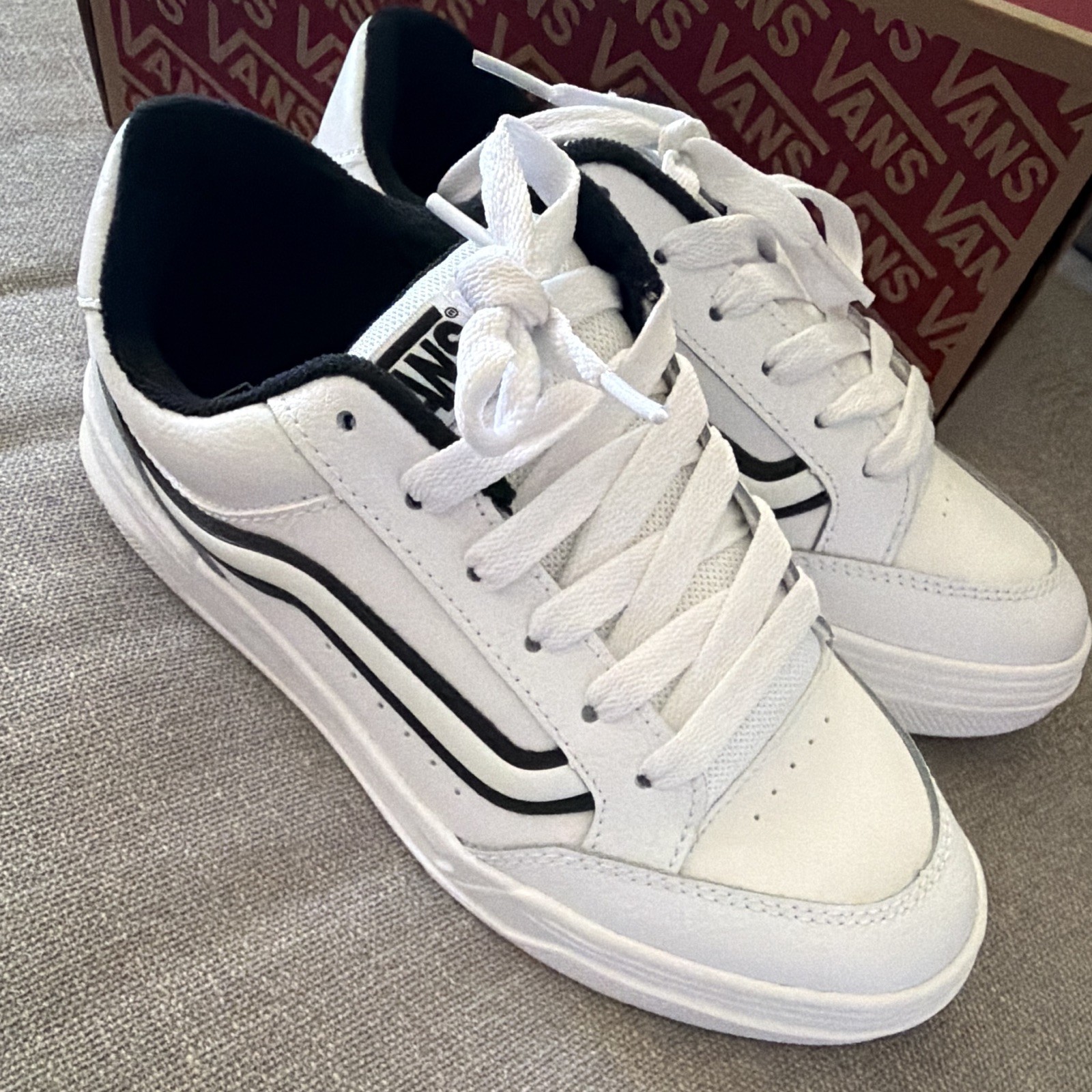 VANS Big Kids Hylane Shoe size 6 chunky white and black skate