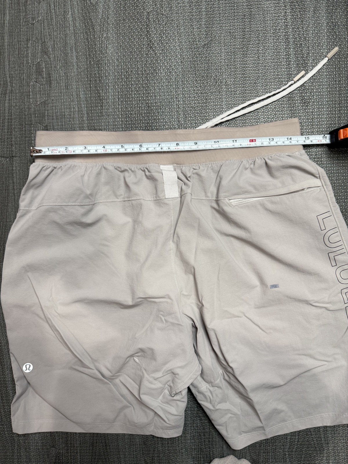 EUC – Lululemon Mens License to Train Shorts *Size MEDIUM* *Vapor Graphic*