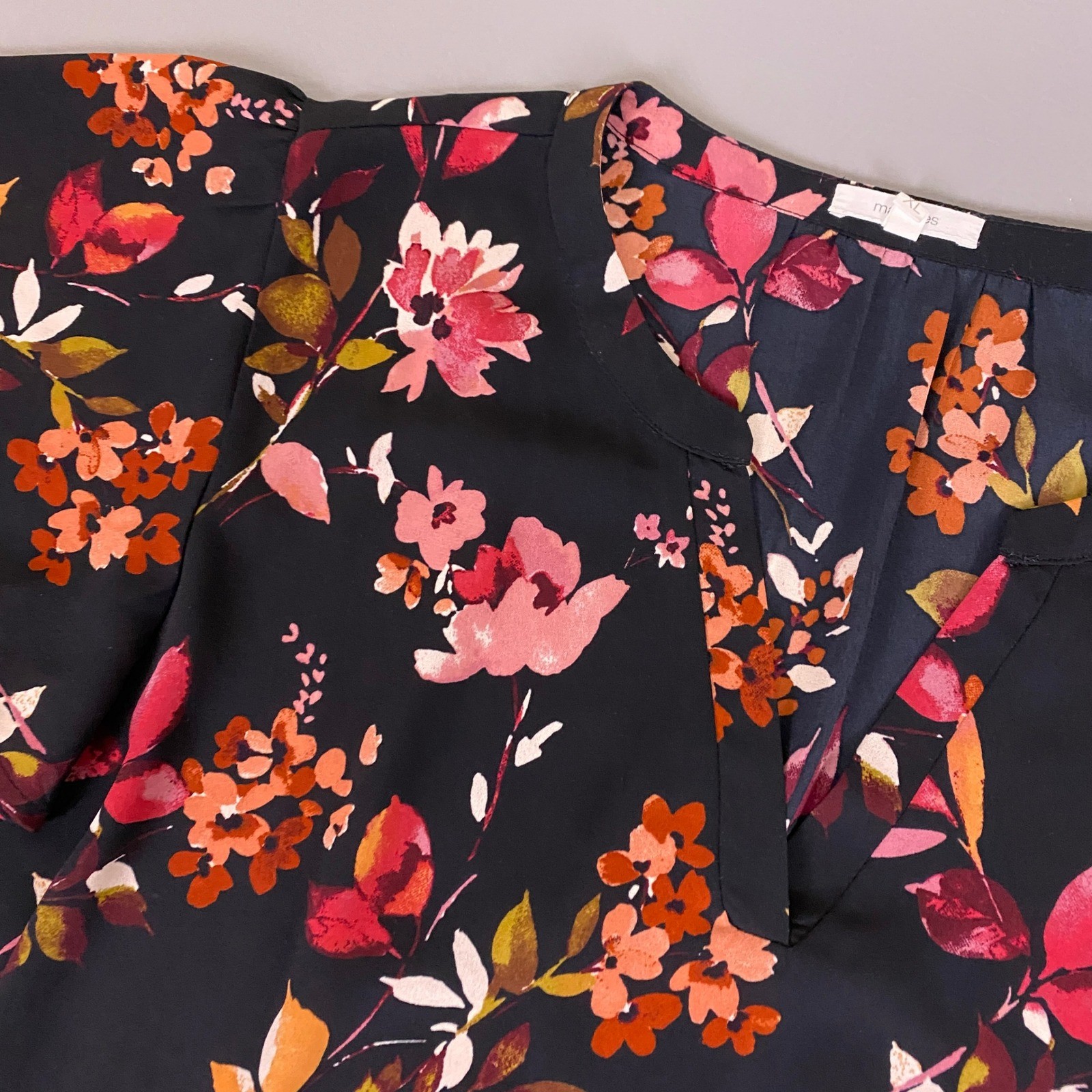 Maurices Blouse Top Women’s Size XL Black Floral Flutter Cap Sleeve Split V-Neck