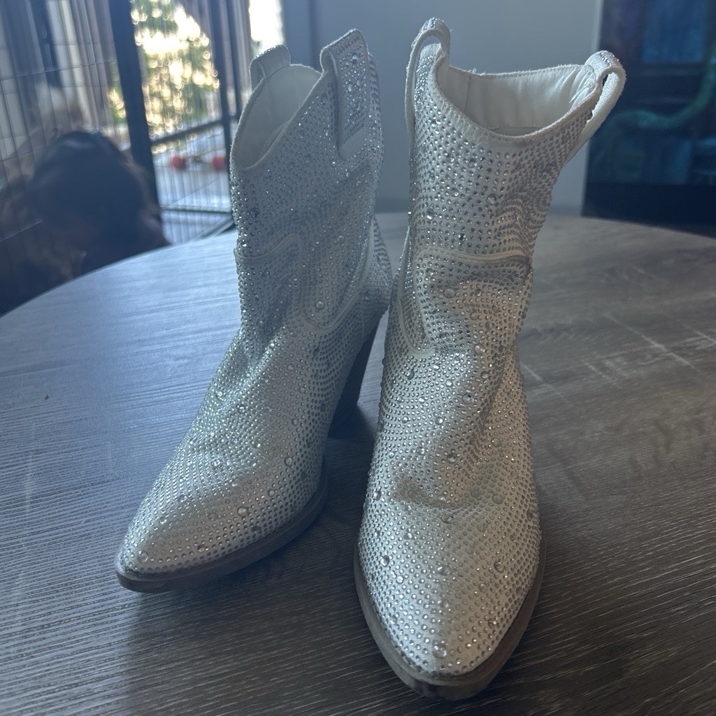 Forever Women’s Silver Faux Leather Western Ankle Boots Pointed Toe Block 7.5