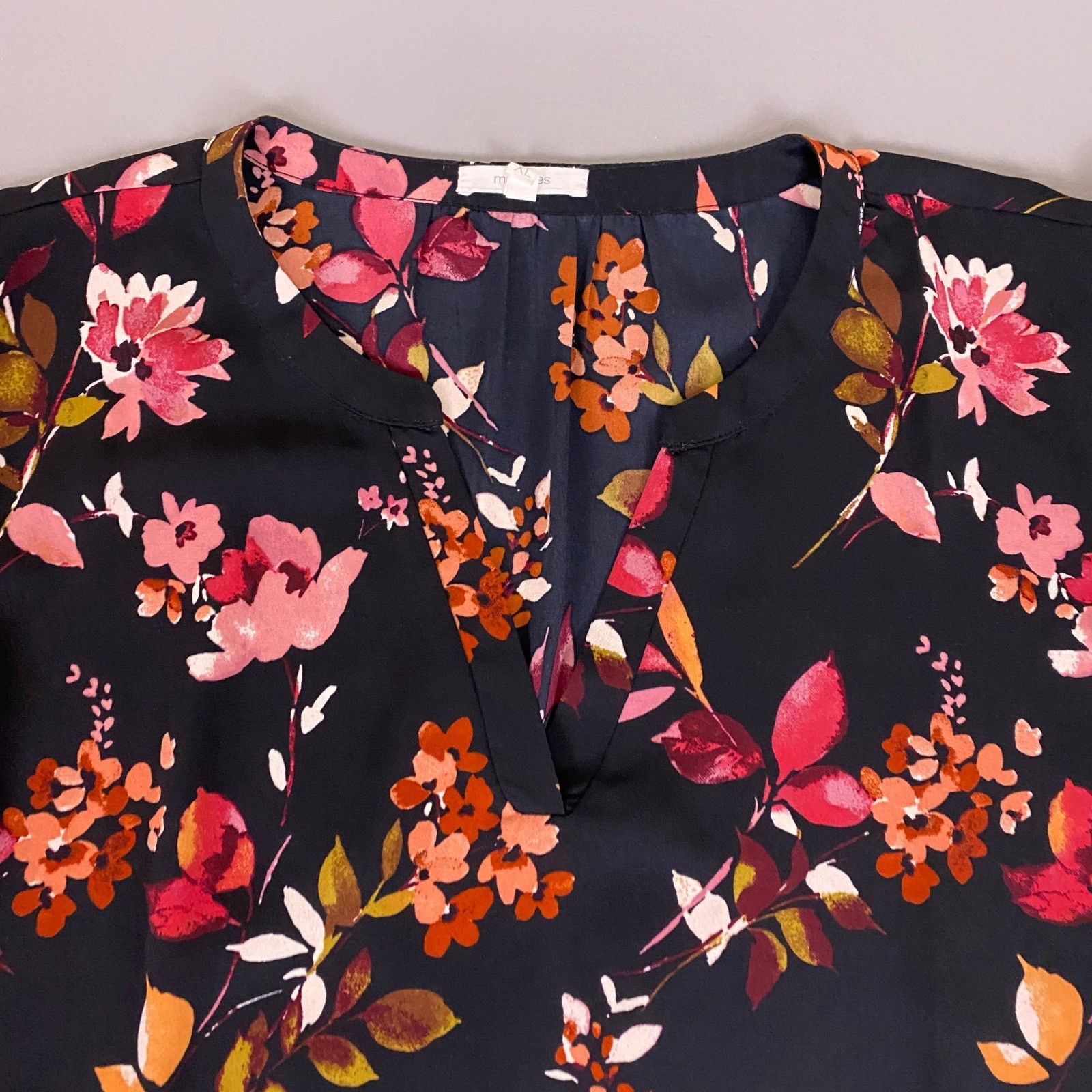 Maurices Blouse Top Women’s Size XL Black Floral Flutter Cap Sleeve Split V-Neck