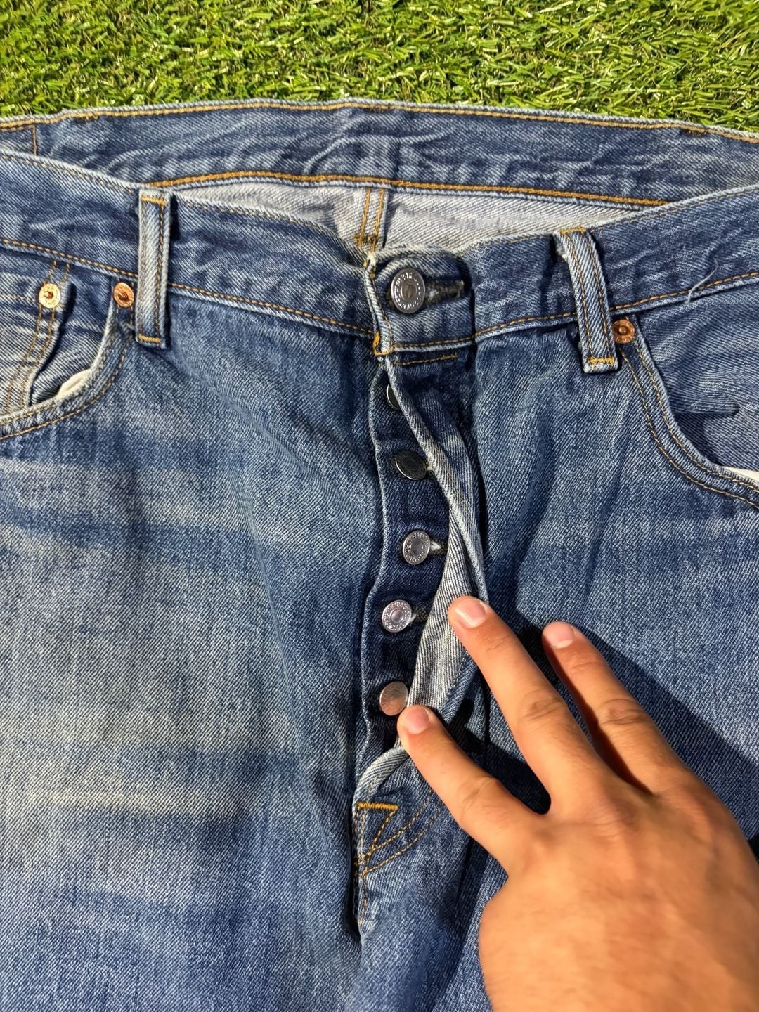 Baggy Levi’s 501 Original Fit Button Fly Medium Wash Denim Jeans – Size 40×30