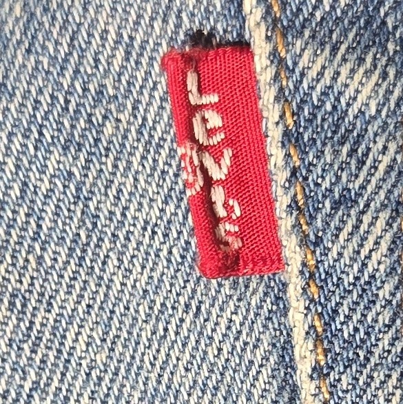 Levi’s Men’s Medium Wash Blue Denim Jeans Straight Leg Regular Fit 5-Pocket