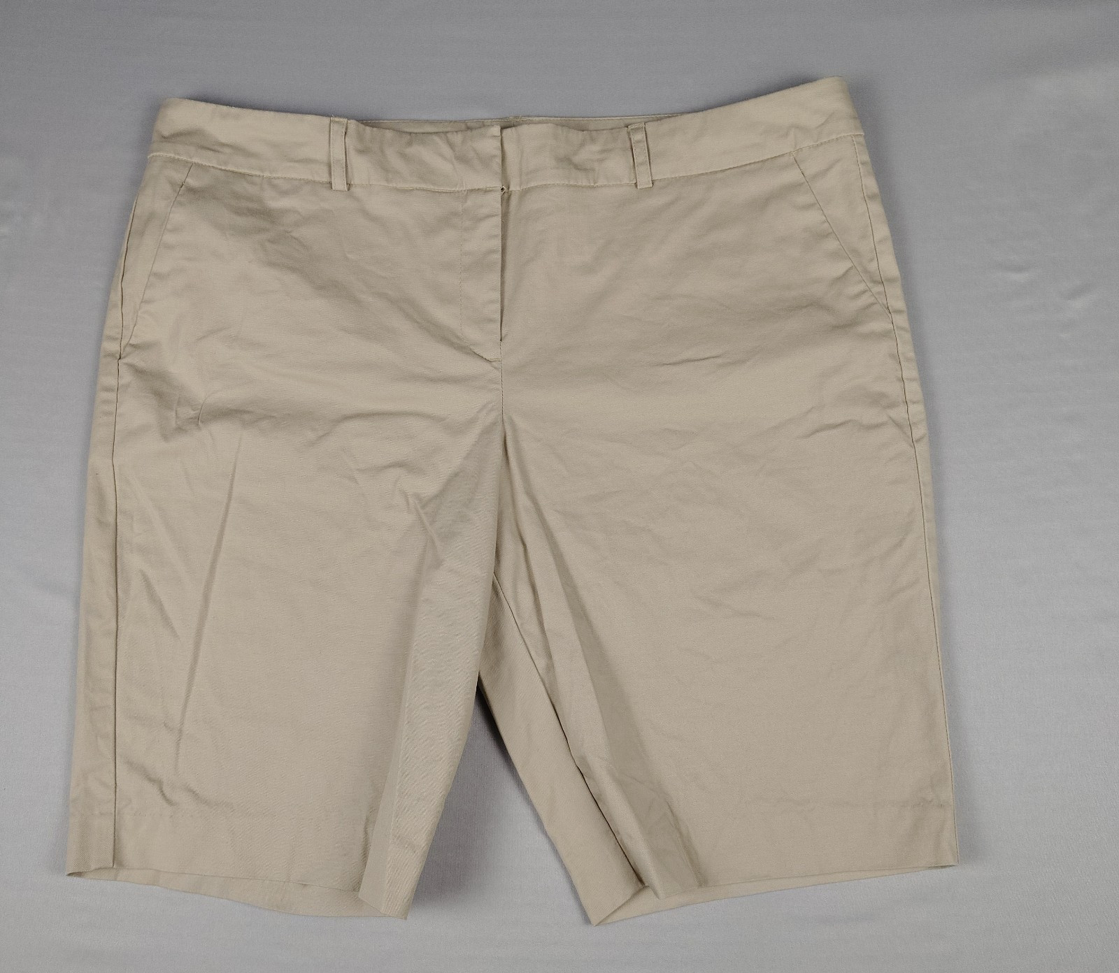 Van Heusen City Shorts Womens Size 16 Khaki Stretch Flat Front Cotton Travel NWT