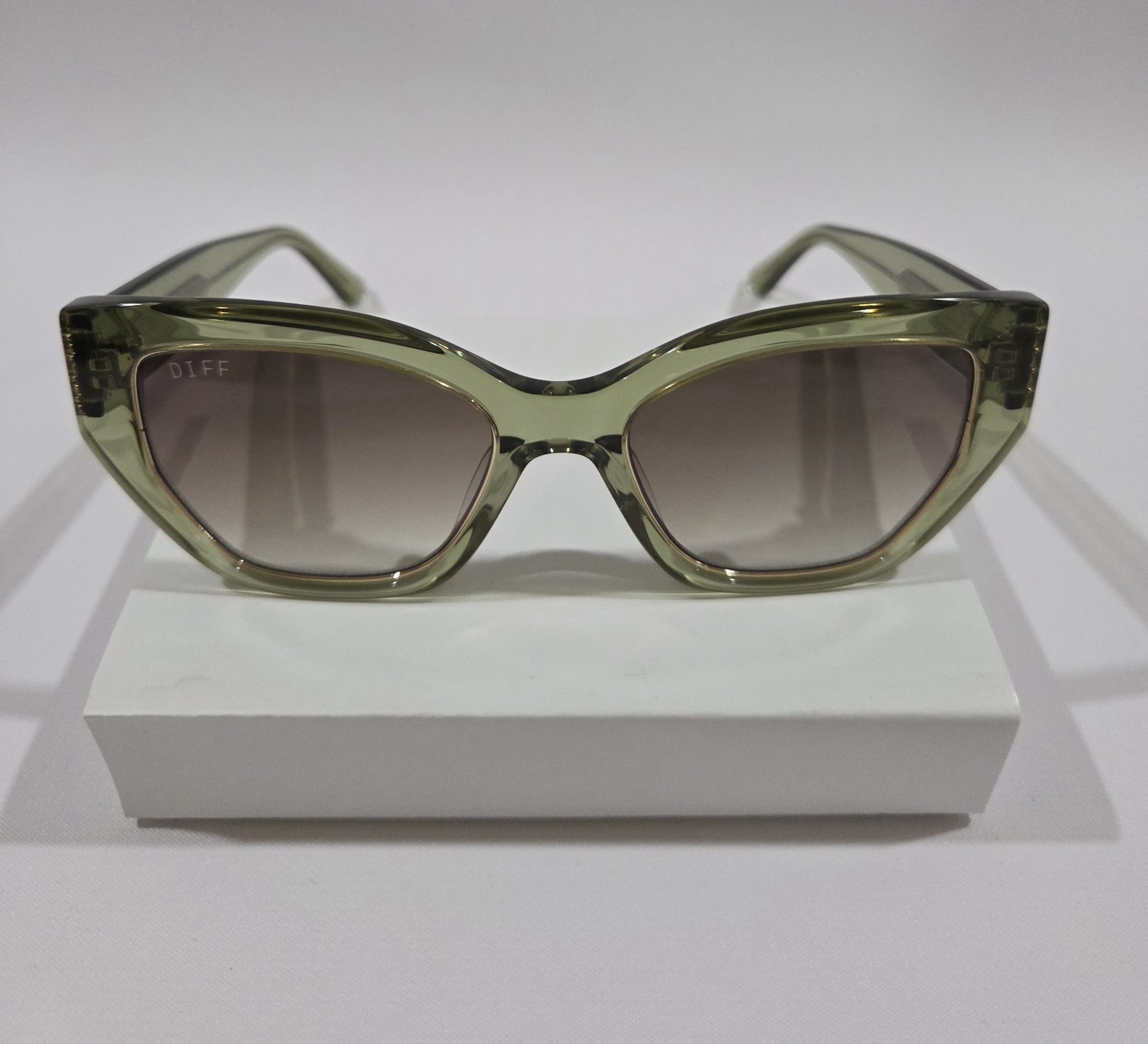 NIB-DIFF The White Lotus Women’s Green Cat Eye Sunglasses Gray Gradient Tinted