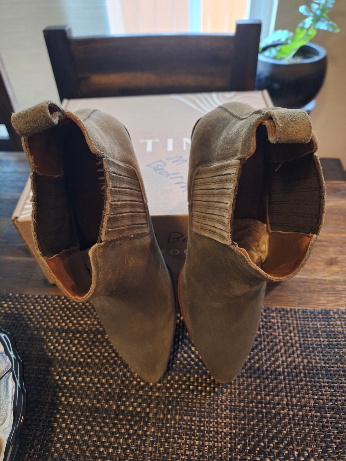 Patina Suede Dakota Western Ankle Boots Olive Green Women’s sz 8 Pointed Toe