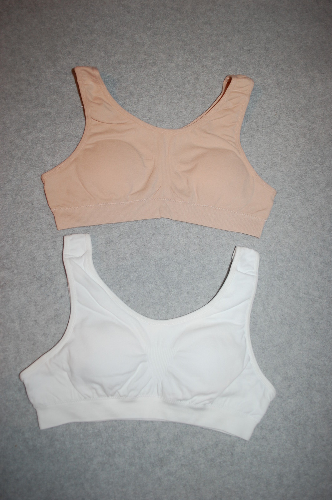 Girls 2 LOT SEAMLESS SPORTS BRA Tank Style BEIGE WHITE Padded 28 30 32 34 36
