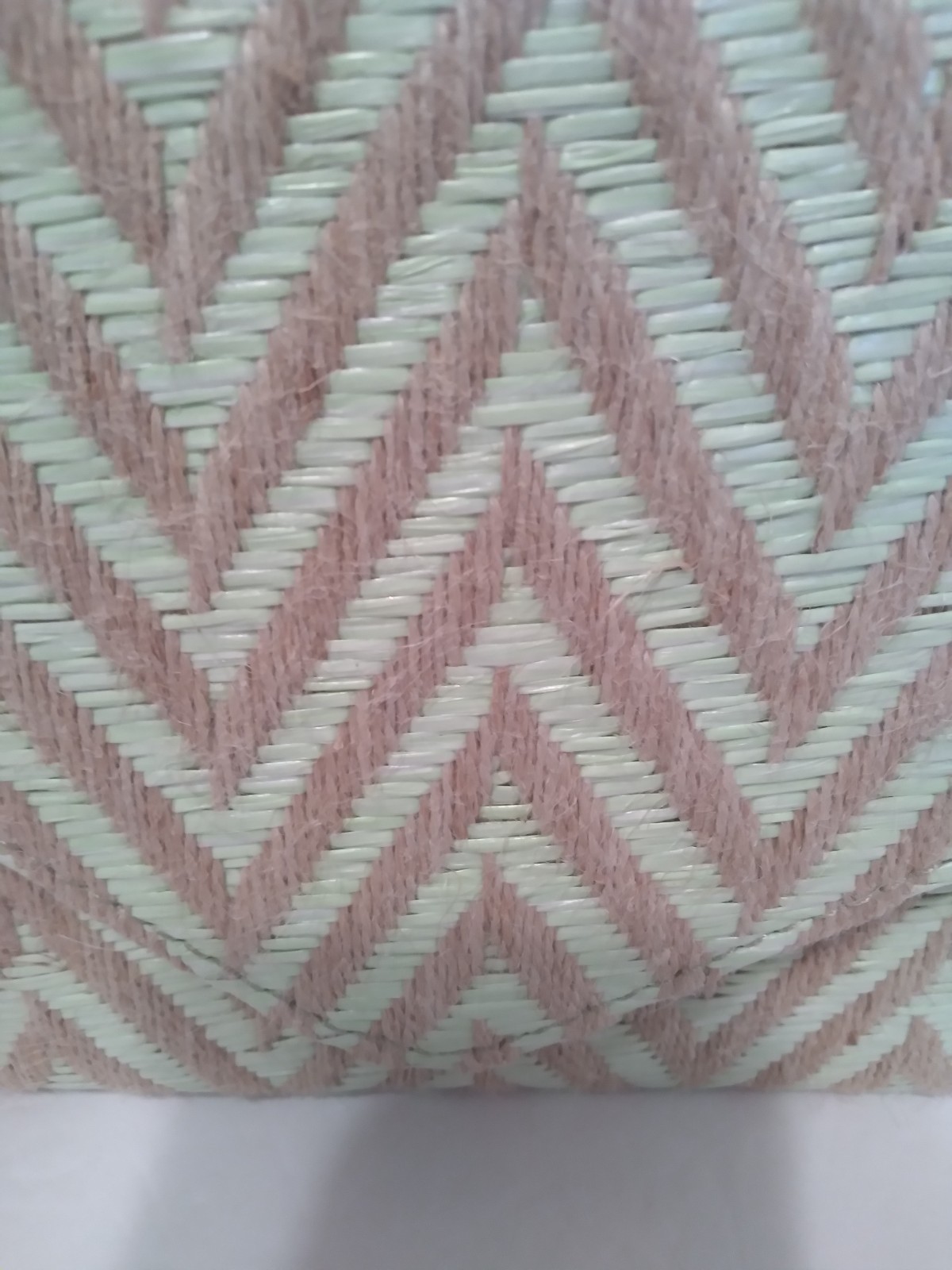NWT FRANCESCA’S COLLECTIONS LT GREEN/TAN CHEVRON CLUTCH STRAWPURSE WITH CHAIN…