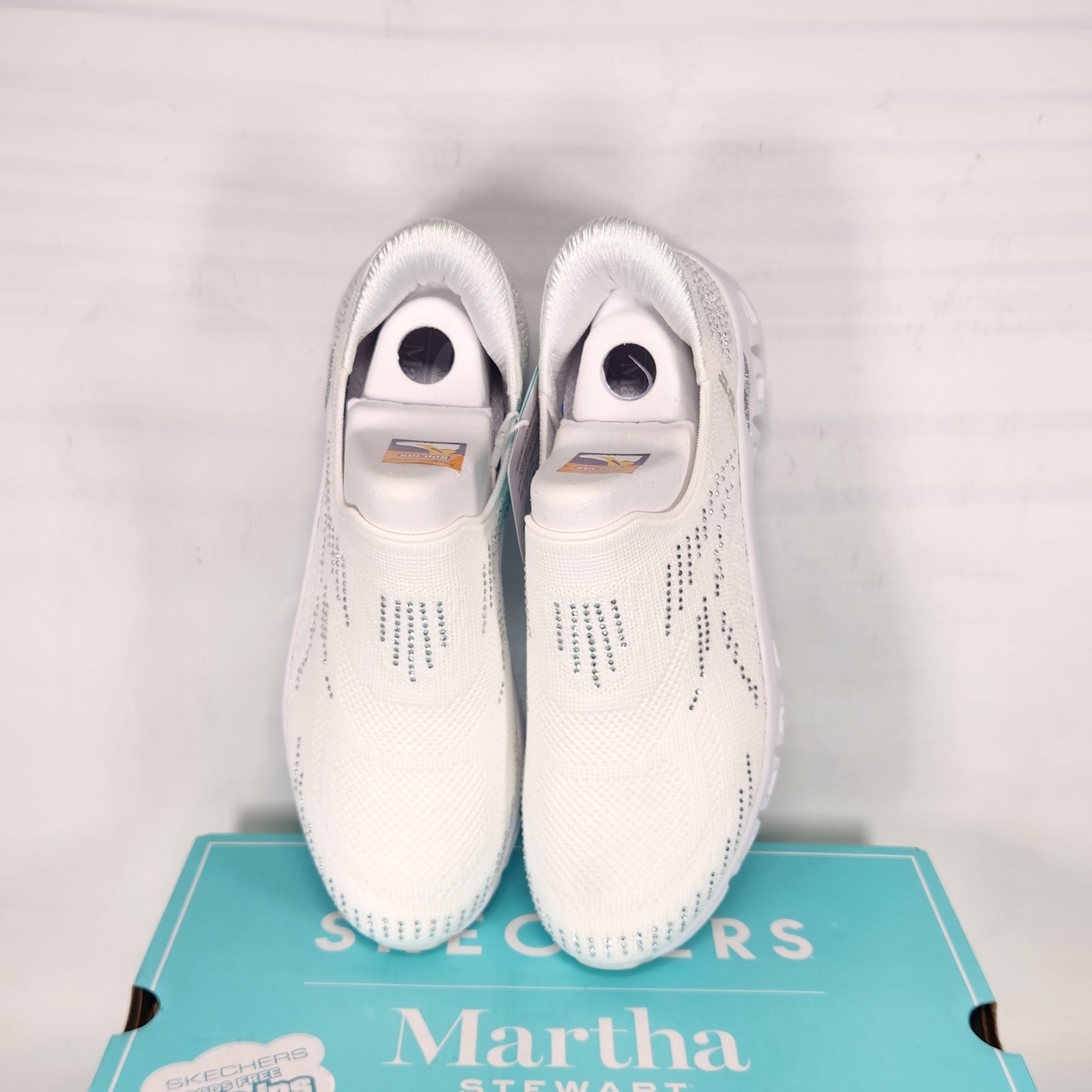 7 WOM – SKECHERS Arch Fit Glide Step Elevate Smoke Show – White Silver Embellish