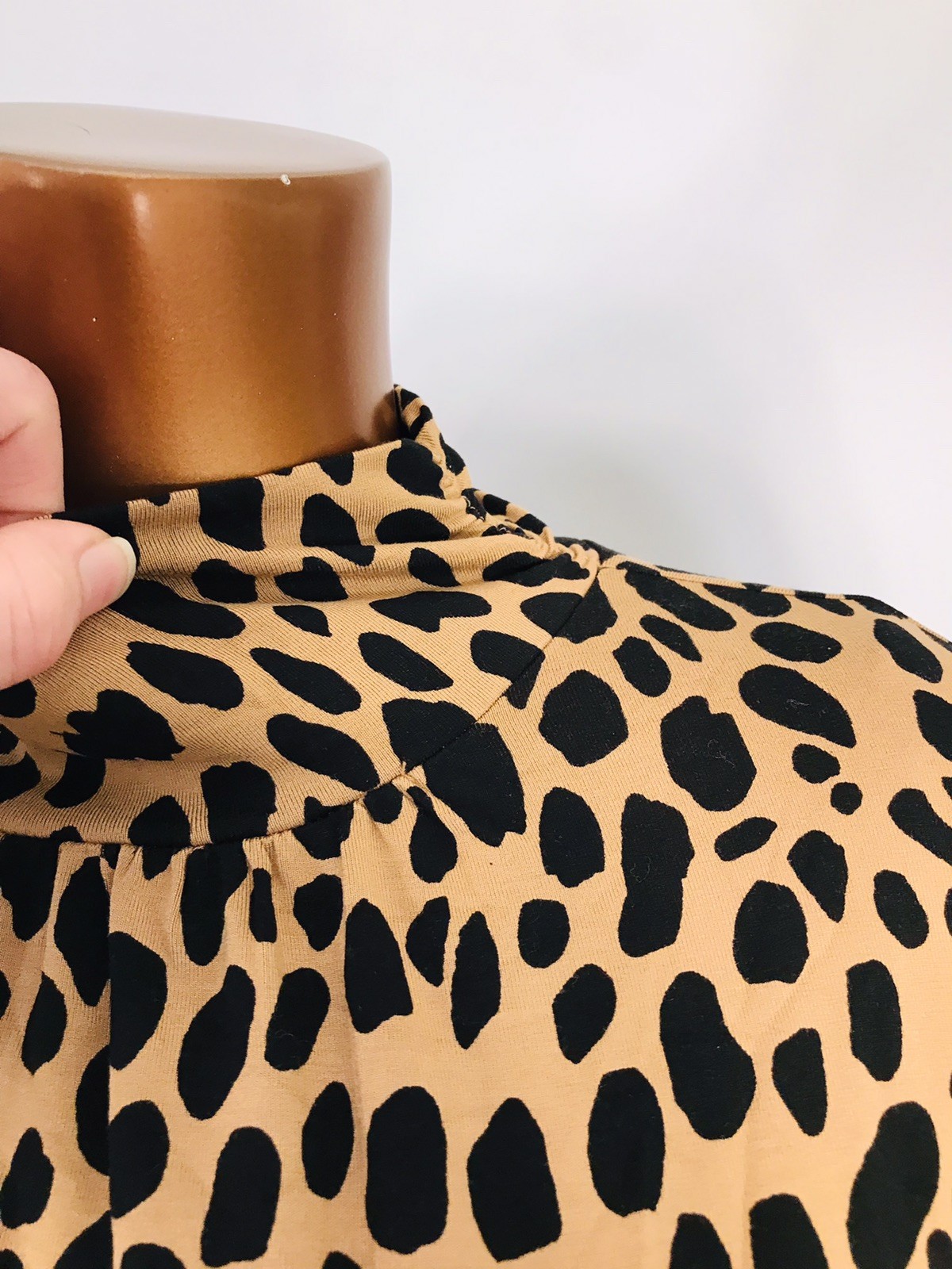 Chico’s 2 or L Top NWT $79 Stretch Banded Hem Animal Print Bit Heavy Blouse Mock