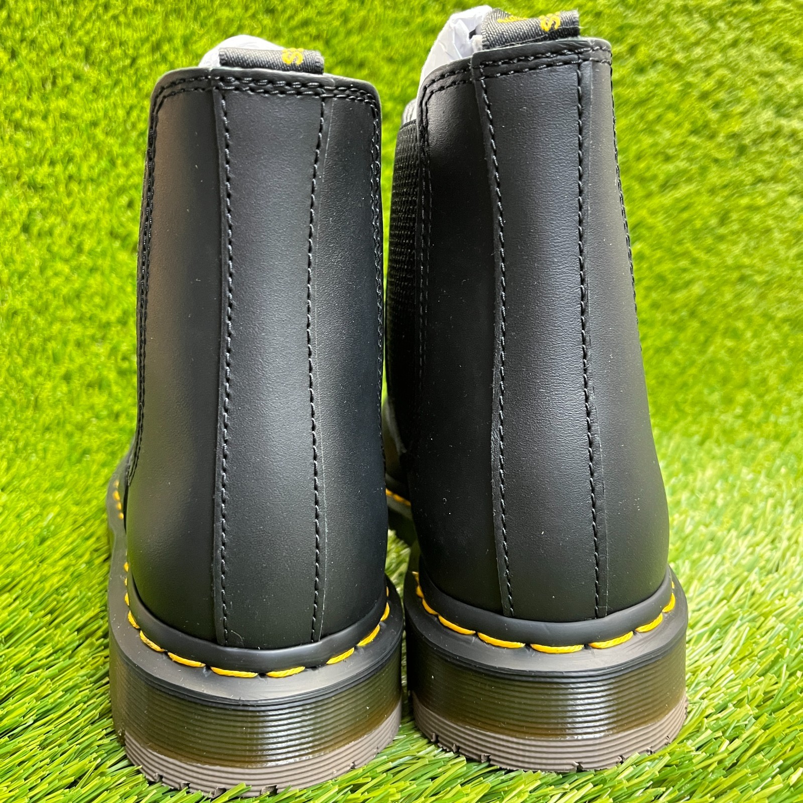 Dr. Martens 2976 SR Mens Size 7 Womens 8 Black Classic Leather Chelsea Boots
