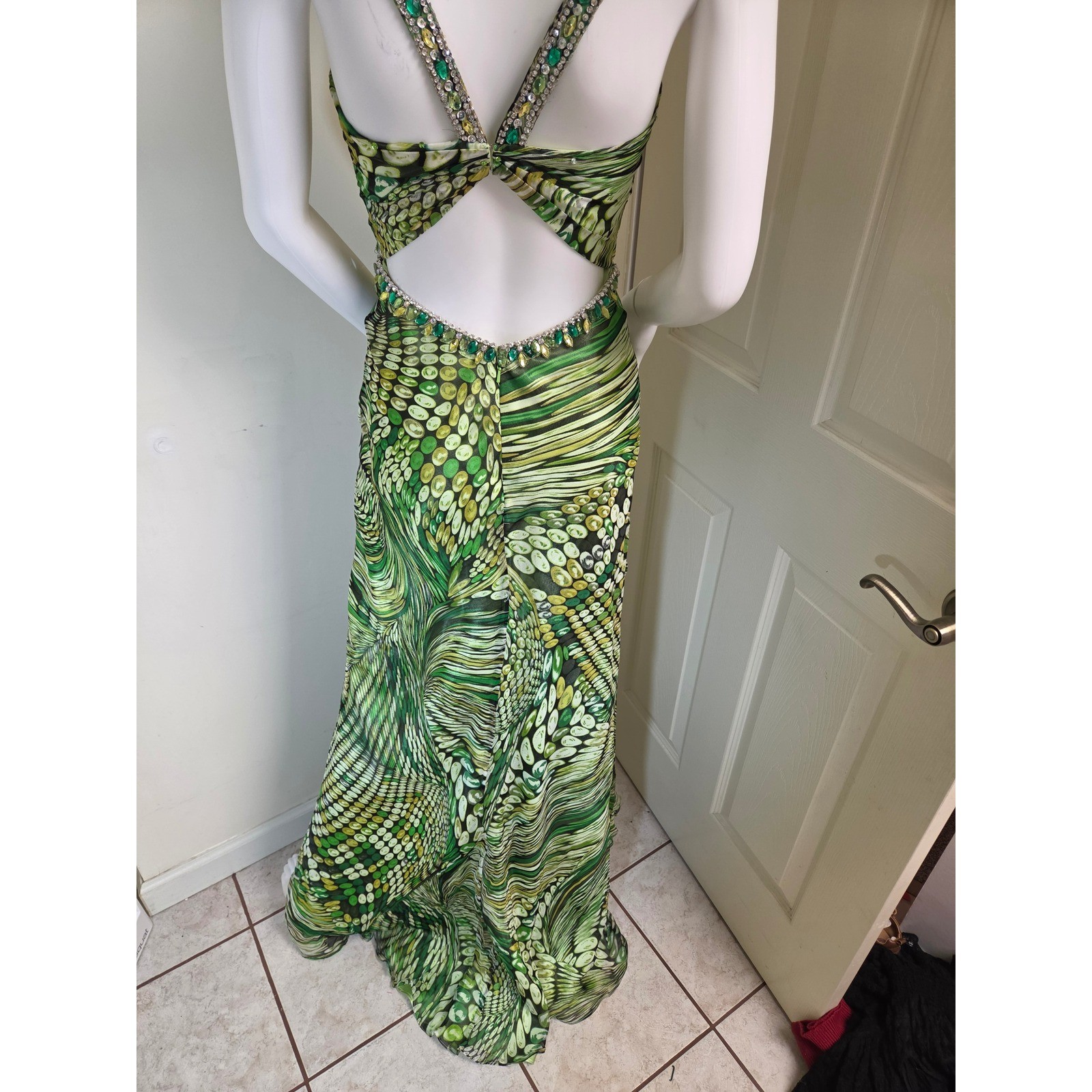 Mori Lee Madeline Gardner Green Silk Beaded Keyhole Formal Gown Dress Size 1/2