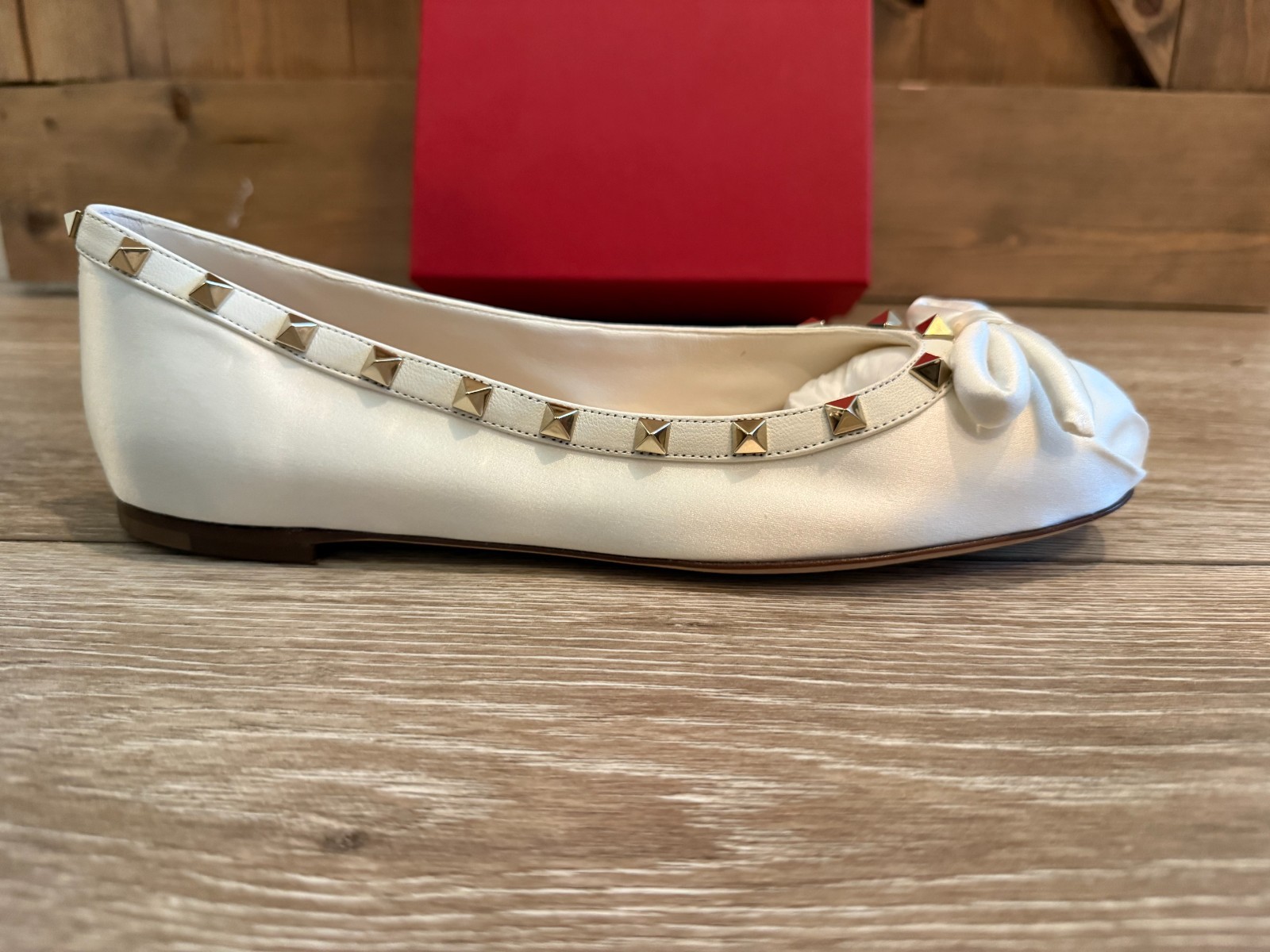 NWT Valentino Garavani Rockstud Bow Ballet Flats Ivory Satin EU 40