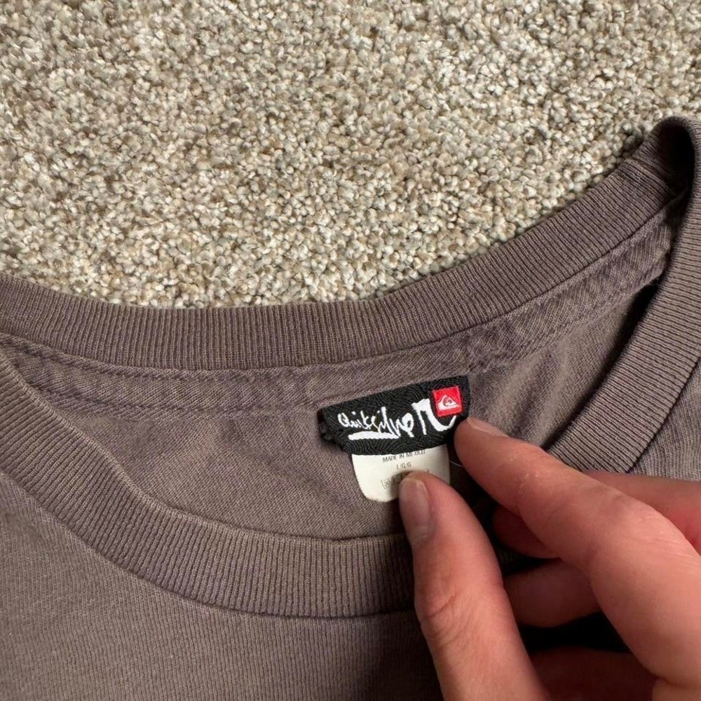 GREY QUIKSILVER Y2K STYLE “SIDE PRINT” GRAPHIC TEE