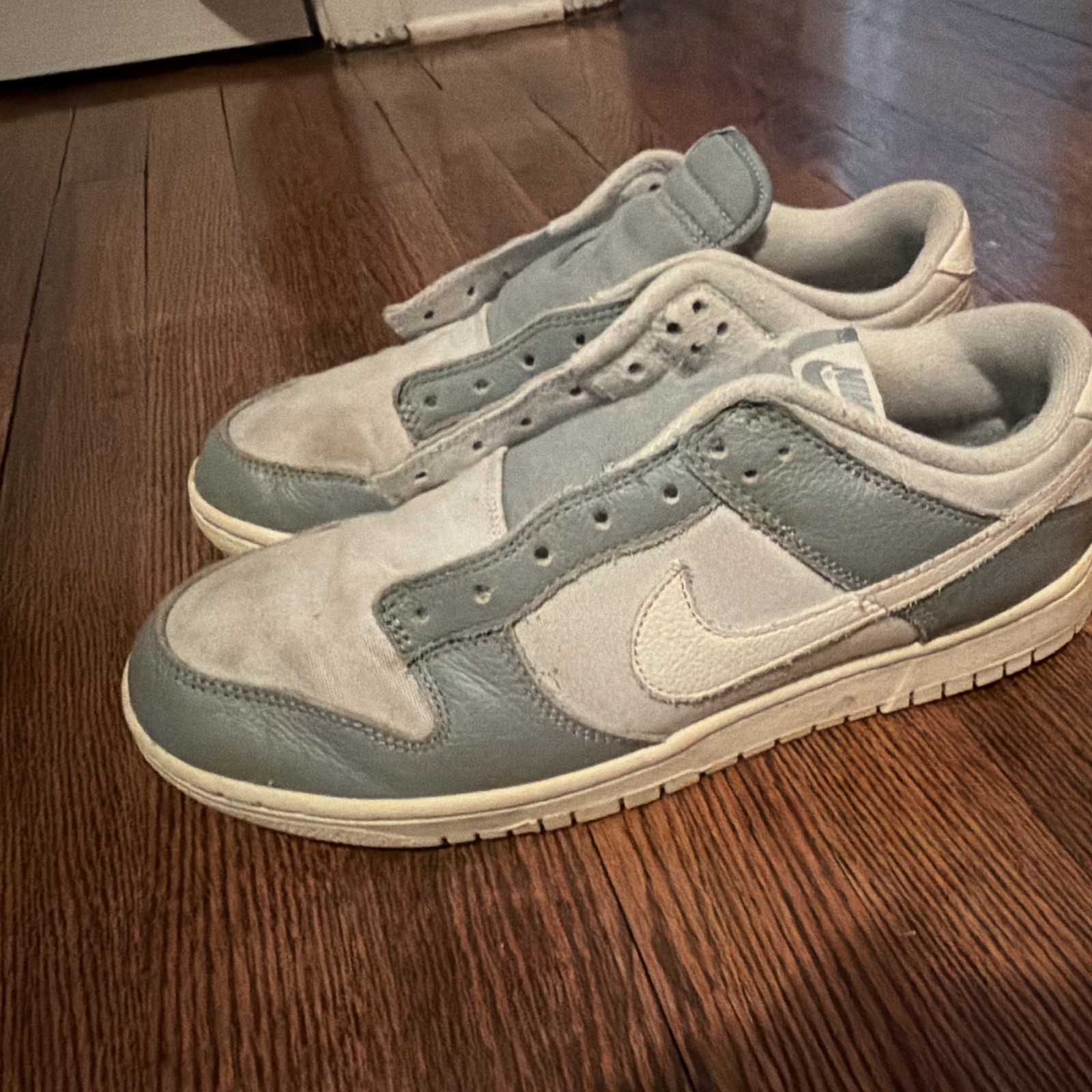 Nike Men’s Low dunks mocha green Pre-owned laces are included the shoes no box