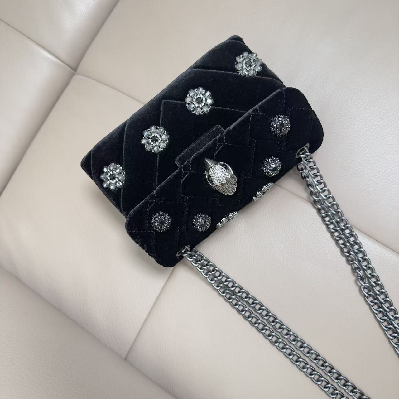 Kurt Geiger London Black Velvet Quilted Crossbody Silver Eagle Flower 20×8×15 cm
