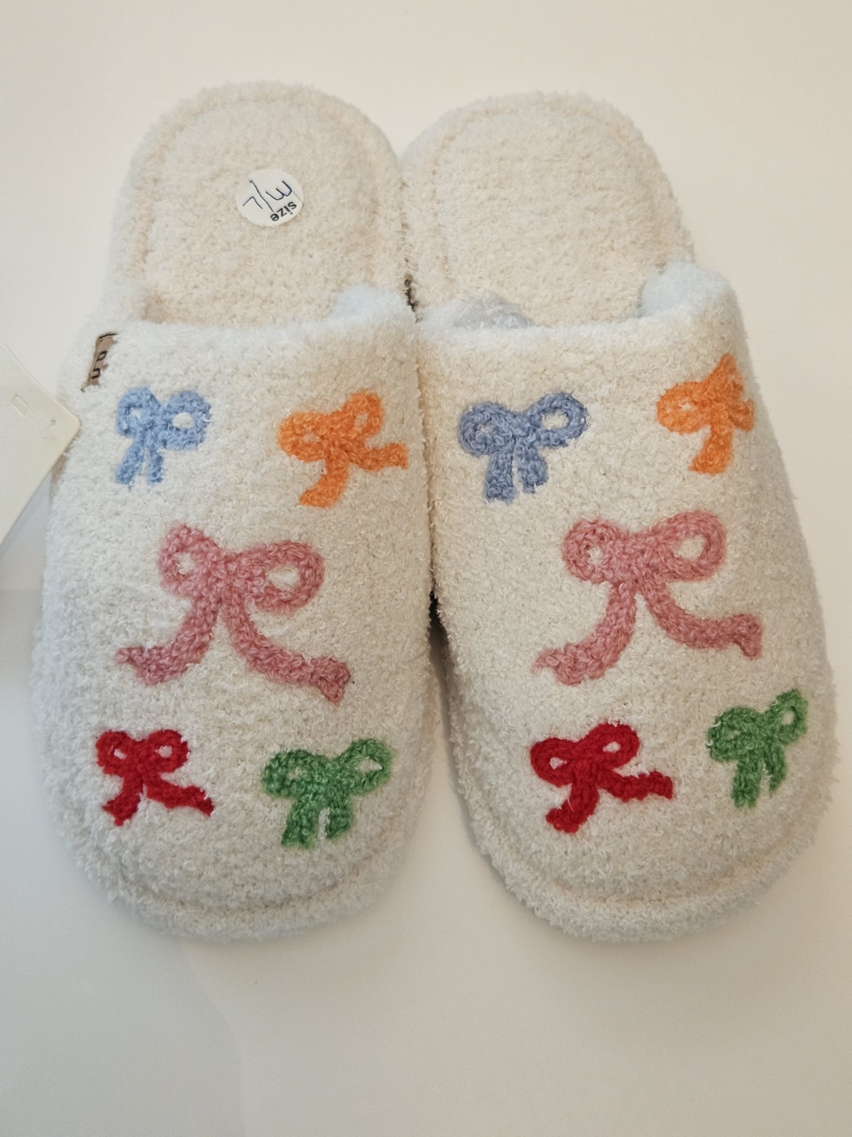 NWT COMFYLUXE Slippers Size M/L 8-9 White with Multi Colored Bows Soft Plush
