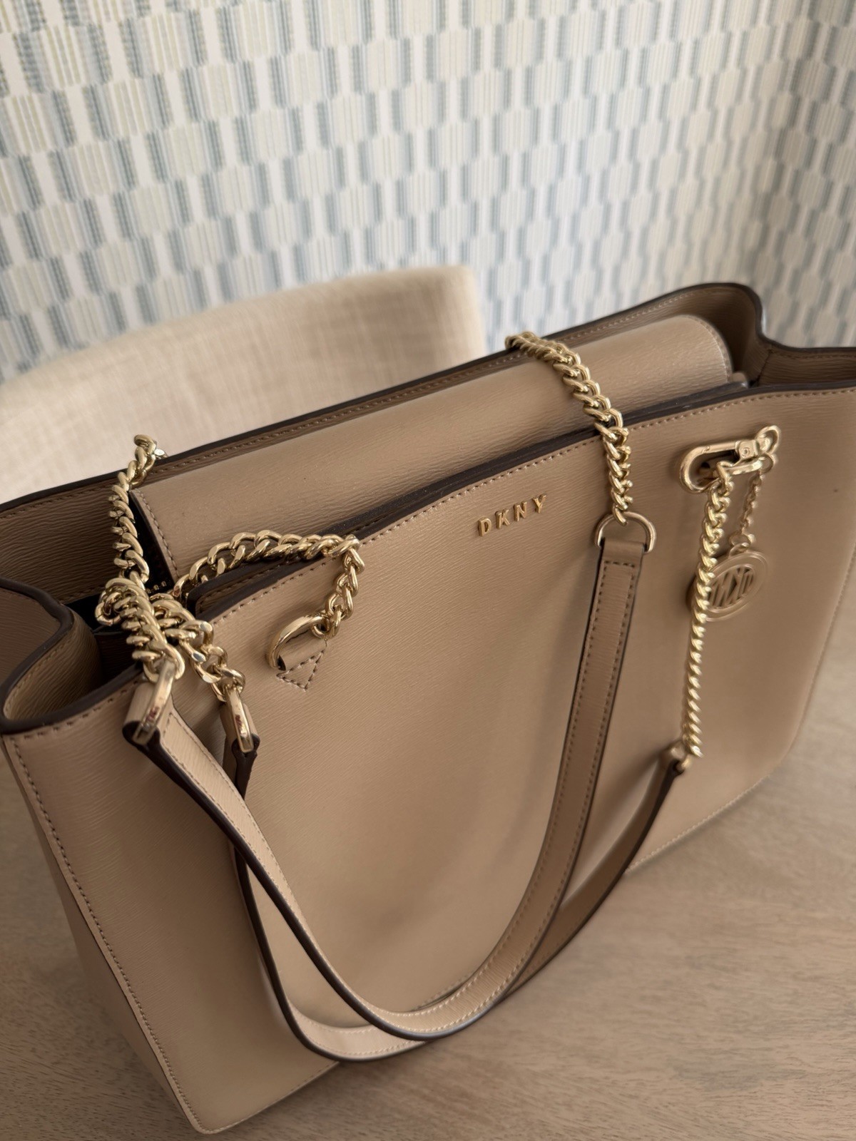 DKNY Beige Tote Shoulder Bag Gold Chain Straps Logo Charm Zip Closure Pockets