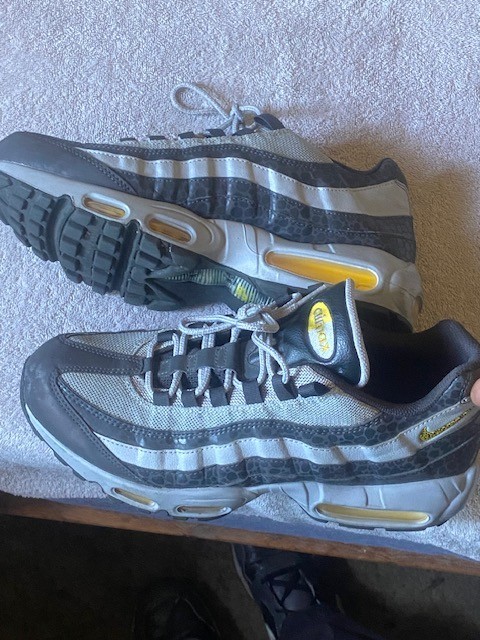 NIKE AIR MAX 95 SE “REFLECTIVE AMARILLO” SAFARI OFF NOIR SIZE 10.5 US