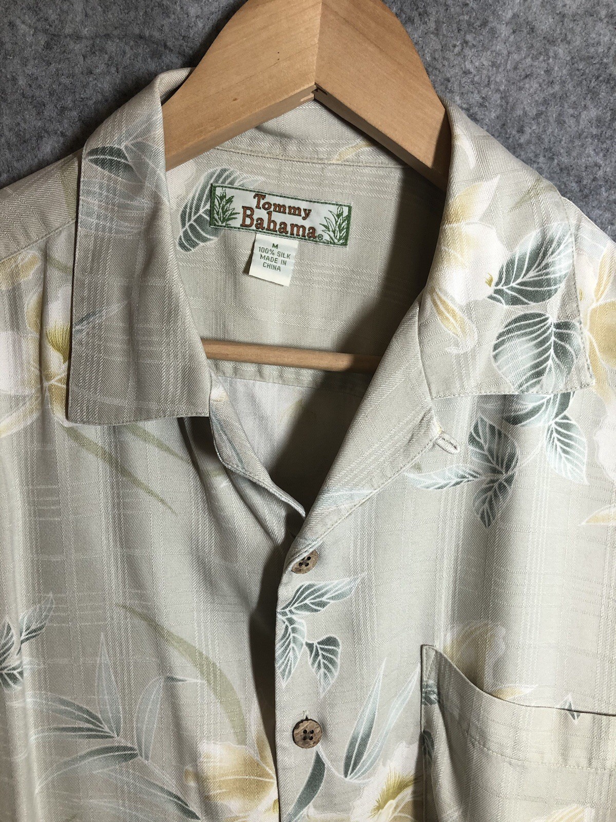 Tommy Bahama Shirt Men Medium Tan 100% Silk Hawaiian Tropical Tiki Casual Beach