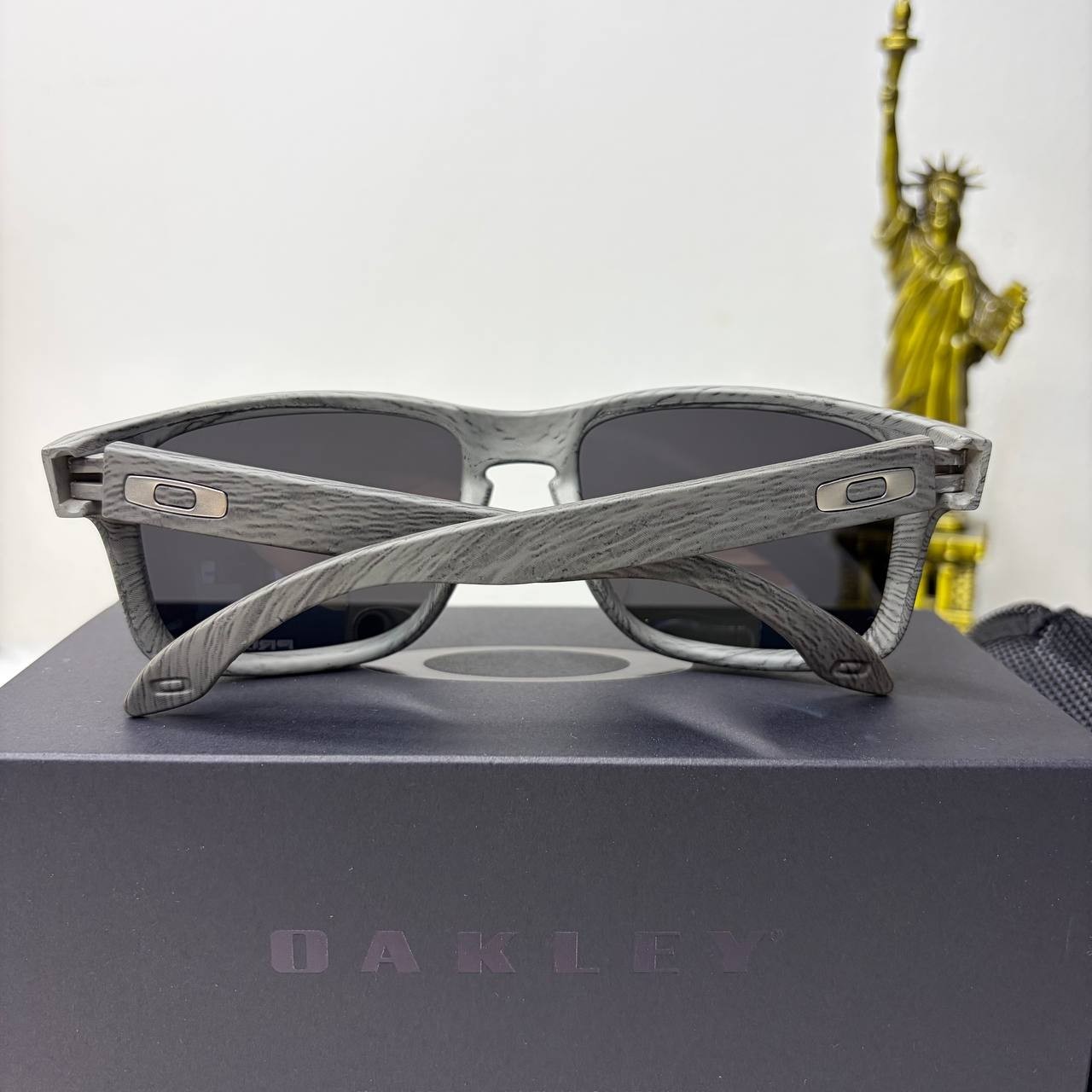 Oakley Holbrook Polarized Sunglasses Gray Woodgrain Frame Silver Mirror Lens