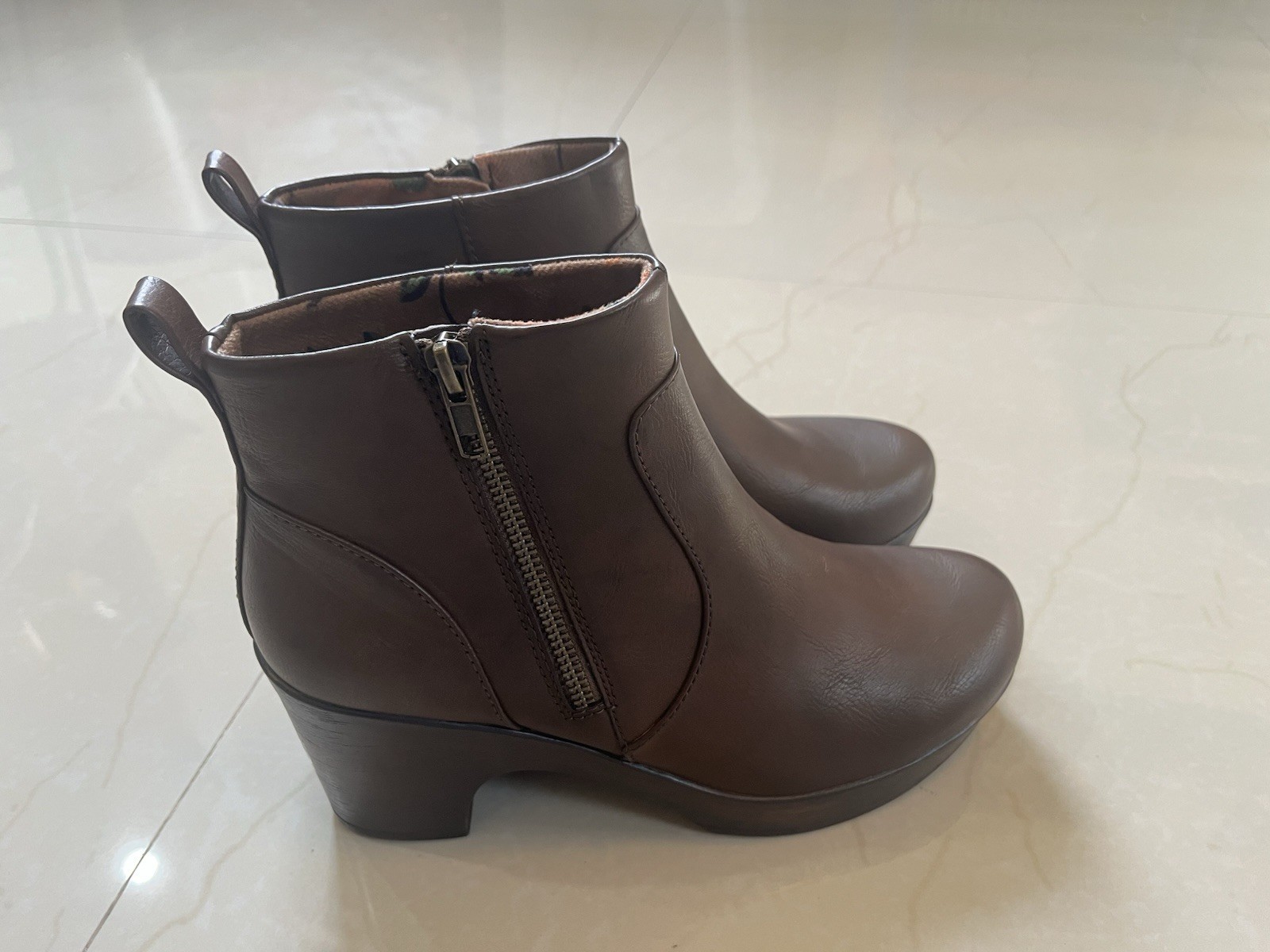 b.o.c. Womens Brown Ankle Bootie Side Zip Block Heel Round Toe 8.5M