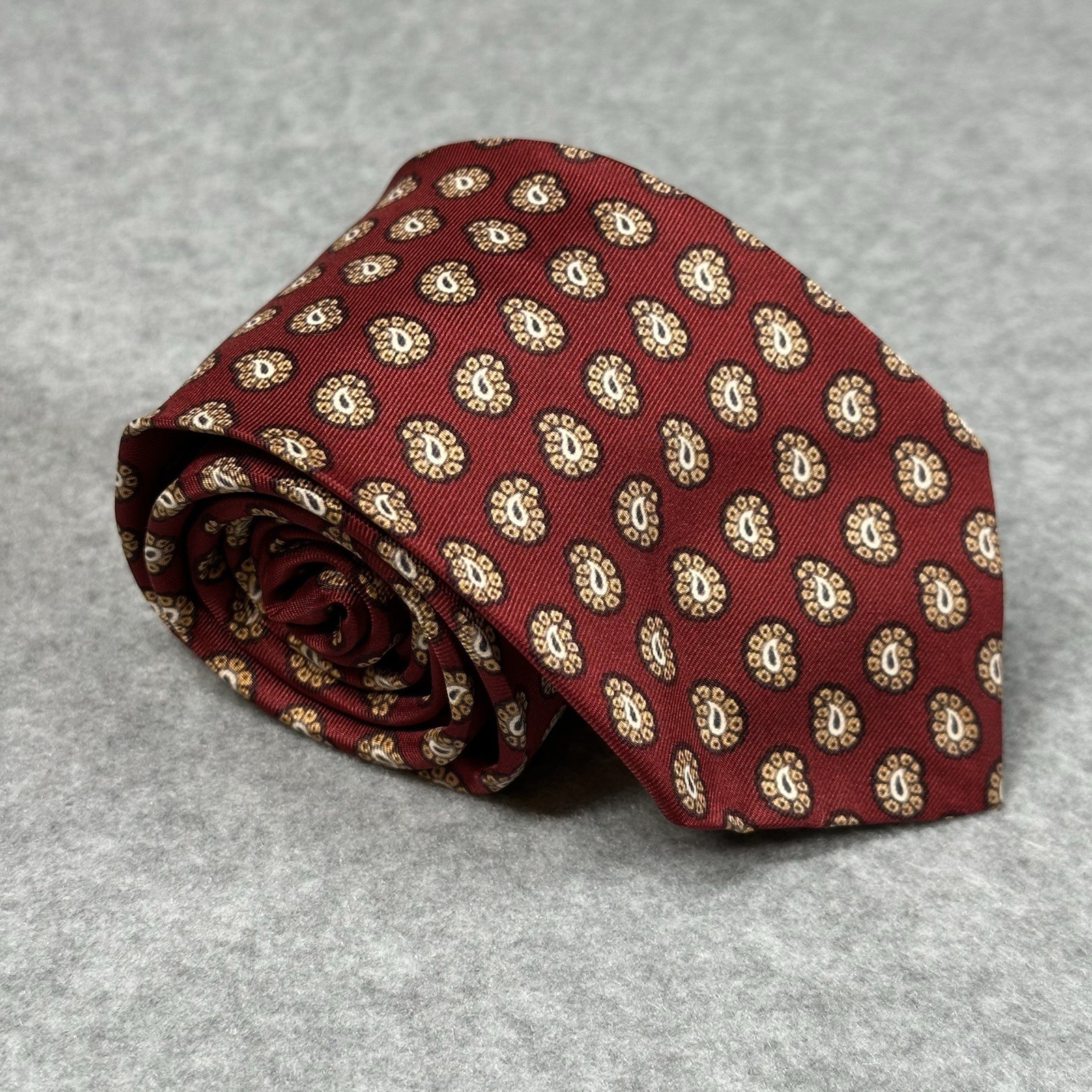 Vintage Bloomingdale’s Silk Tie Red Paisley Made in England Necktie 56×2.8in