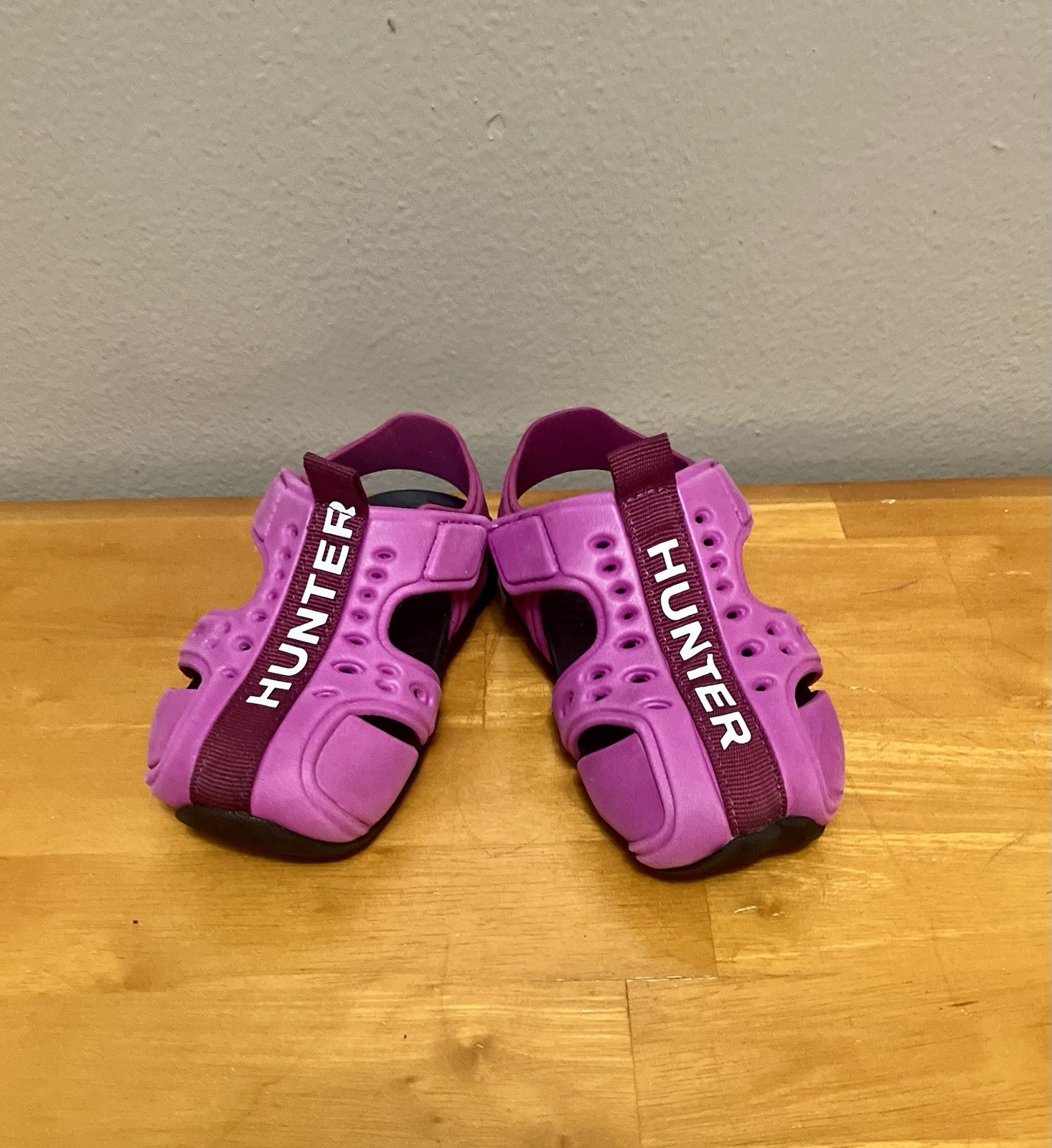 HUNTER Erina Water Shoes, Fuchsia – Size 6 (EUC)
