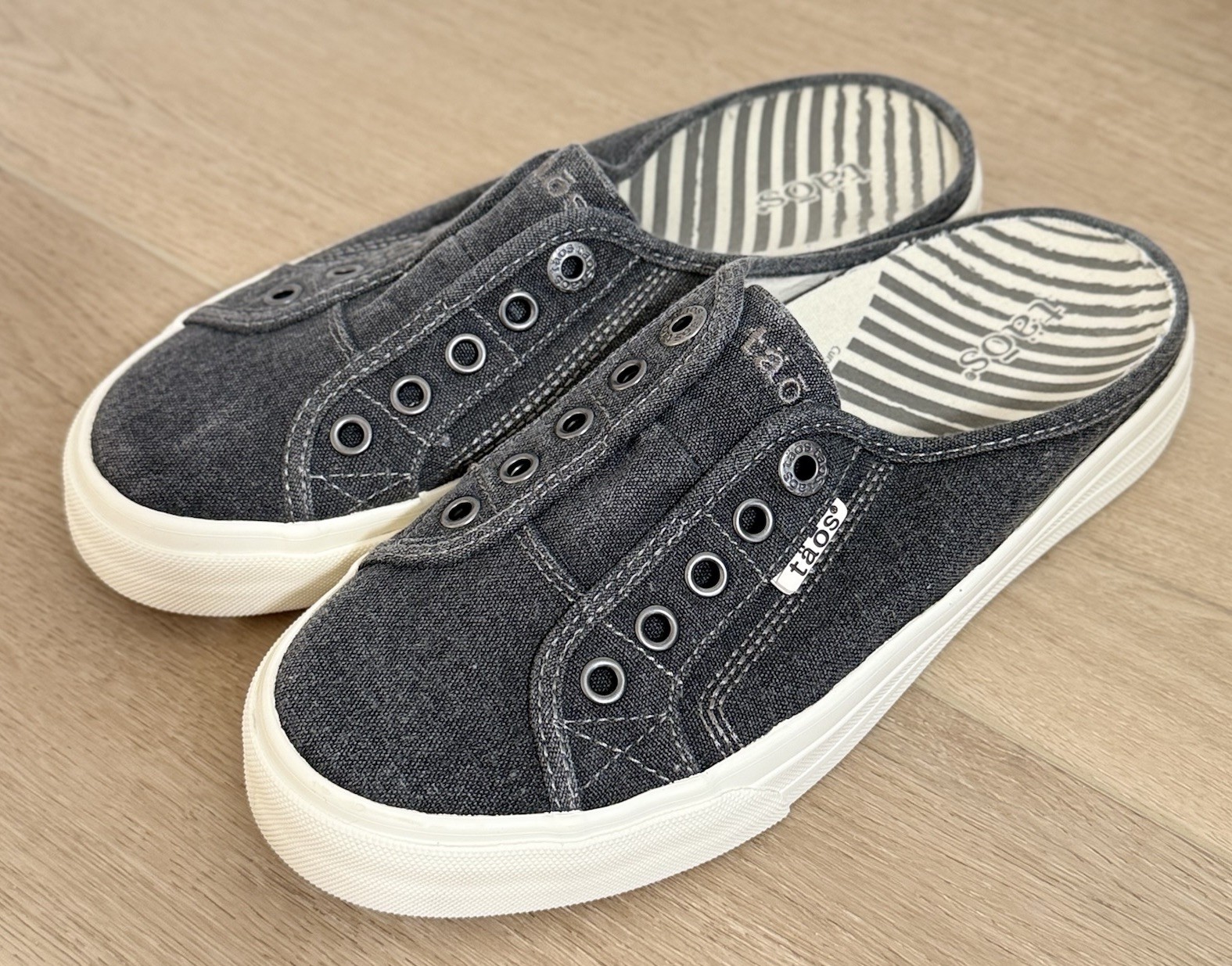 Taos EZ Soul Women’s Sz 6.5 Slip On Mule Sneakers Charcoal Gray Canvas Laceless