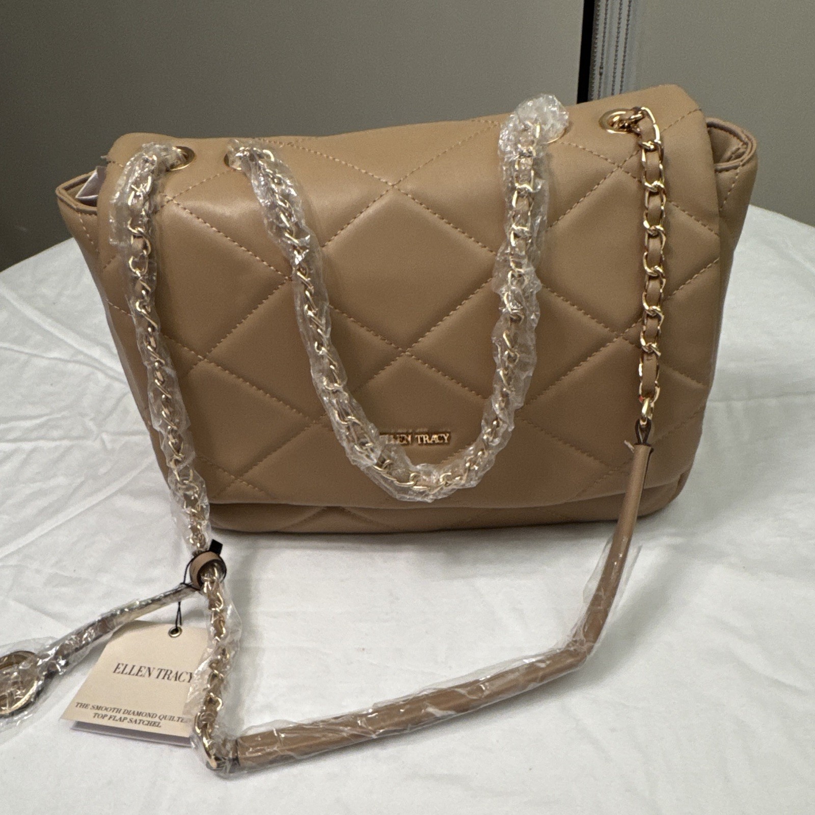 Ellen Tracy Beige Quilted Shoulder Bag Magnetic Closure Lined Pockets Gold